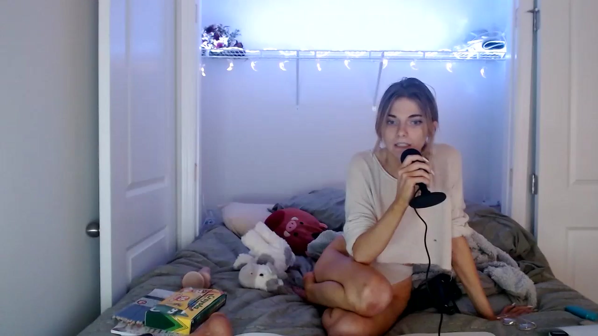 Gallery image thumbnail from lilkayleesi's myfreecams stream on, 05/31/2024, 17:24 image 17 of 20