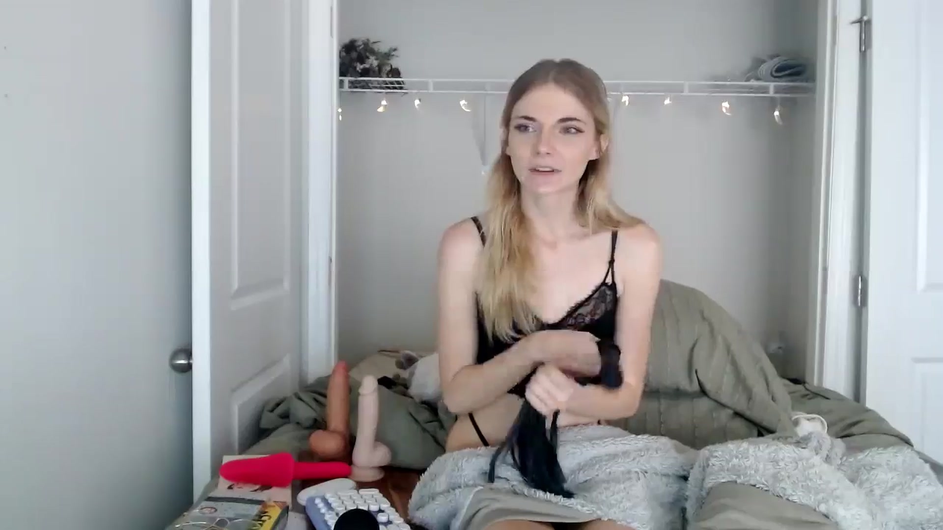 Gallery image thumbnail from lilkayleesi's myfreecams stream on, 06/03/2024, 15:49 image 6 of 20
