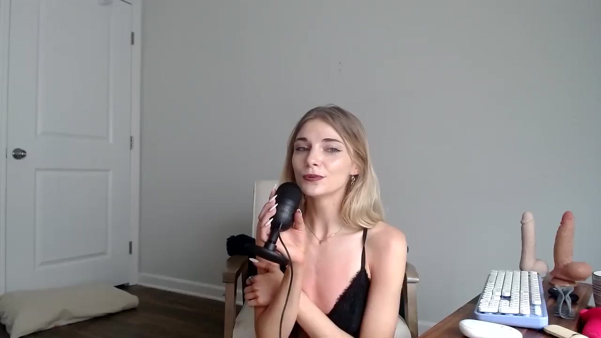 Gallery image thumbnail from lilkayleesi's myfreecams stream on, 06/08/2024, 20:33 image 7 of 20