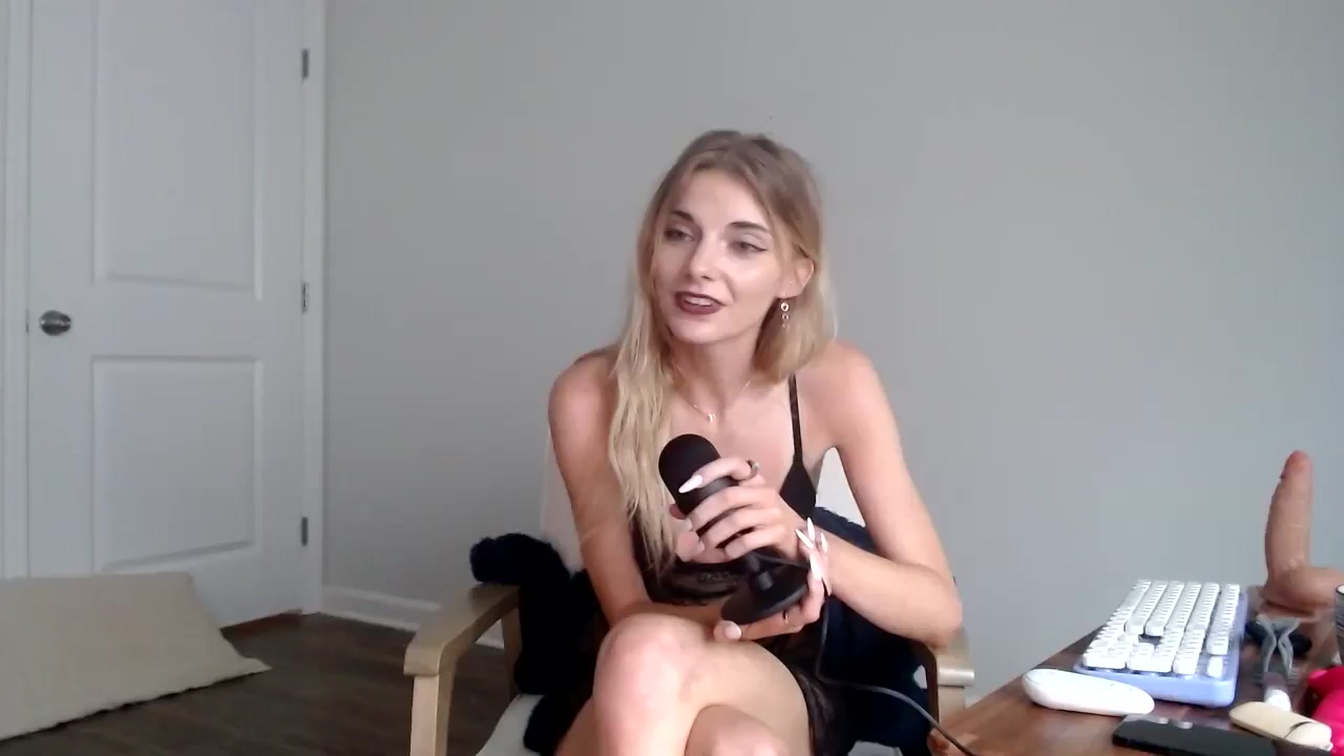 Gallery image thumbnail from lilkayleesi's myfreecams stream on, 06/08/2024, 21:22 image 2 of 20