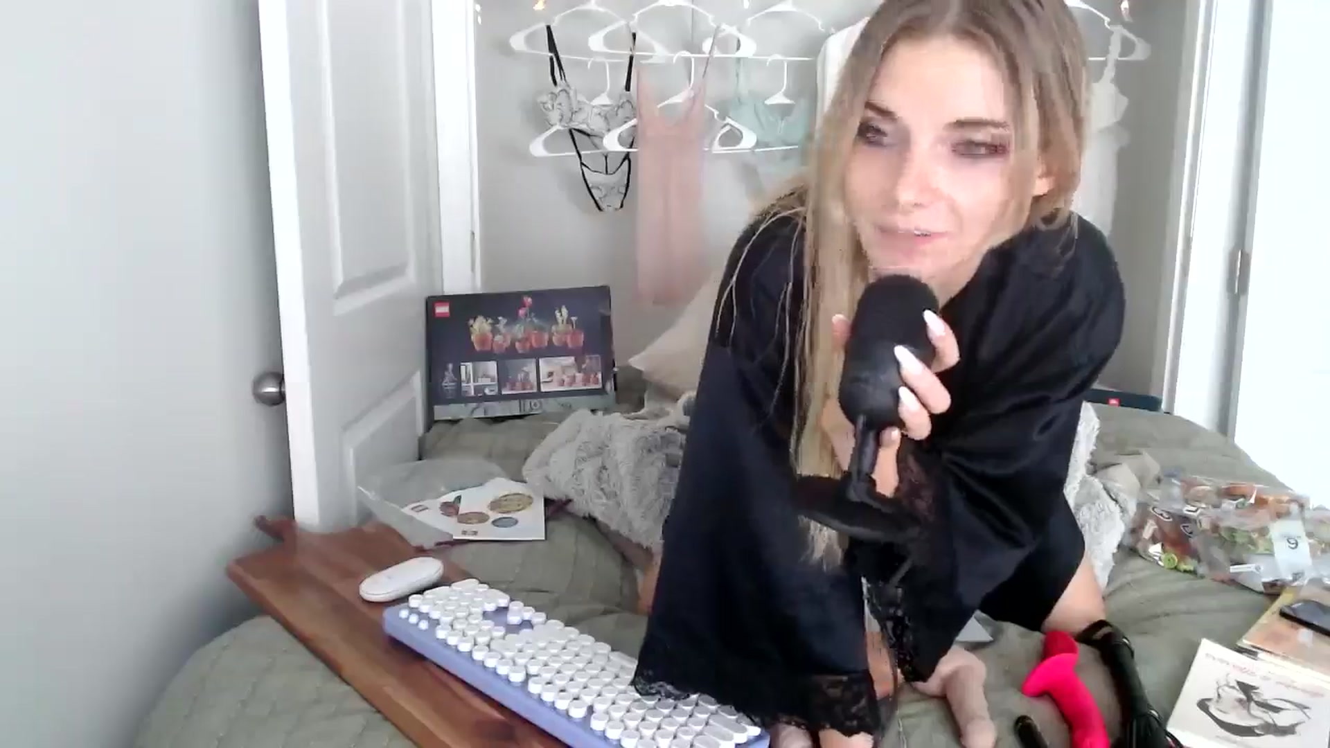 Gallery image thumbnail from lilkayleesi's myfreecams stream on, 06/10/2024, 19:57 image 3 of 20