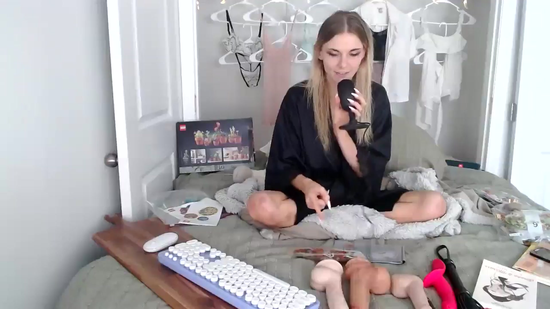 Gallery image thumbnail from lilkayleesi's myfreecams stream on, 06/10/2024, 19:57 image 7 of 20