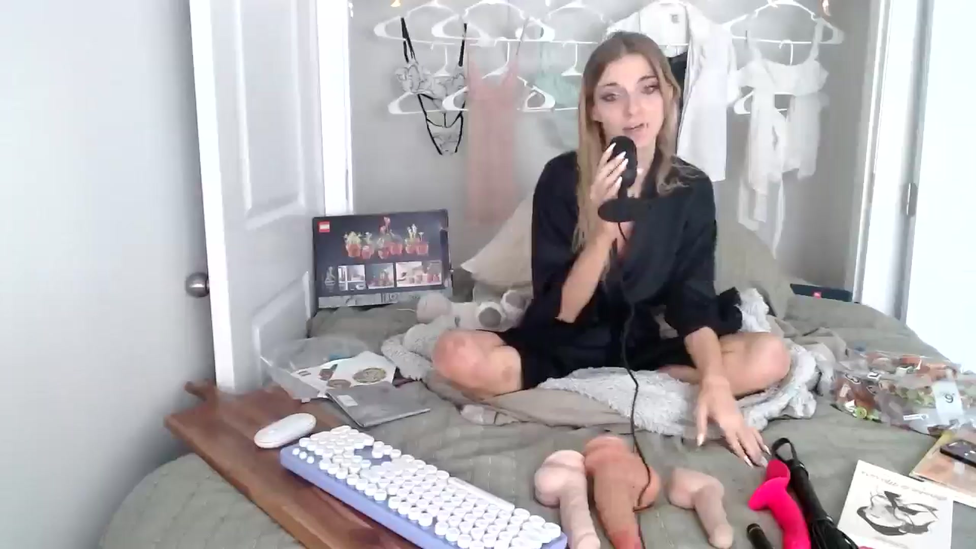 Gallery image thumbnail from lilkayleesi's myfreecams stream on, 06/10/2024, 19:57 image 6 of 20