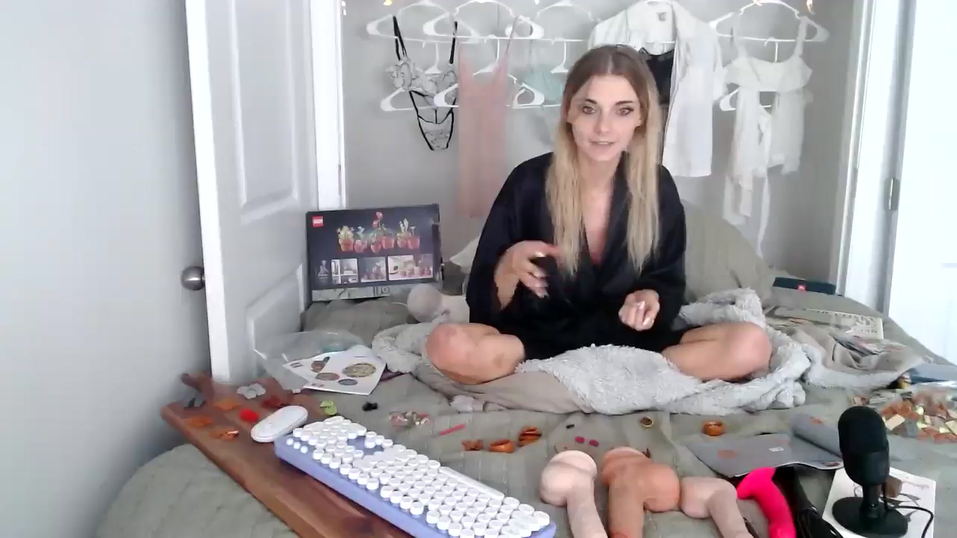 Gallery image thumbnail from lilkayleesi's myfreecams stream on, 06/10/2024, 19:57 image 17 of 20