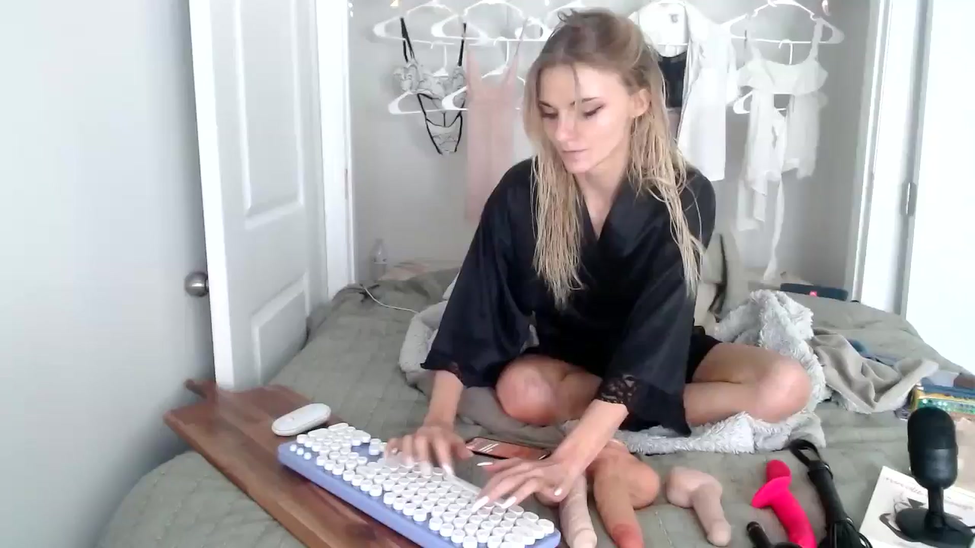 Gallery image thumbnail from lilkayleesi's myfreecams stream on, 06/10/2024, 19:57 image 1 of 20