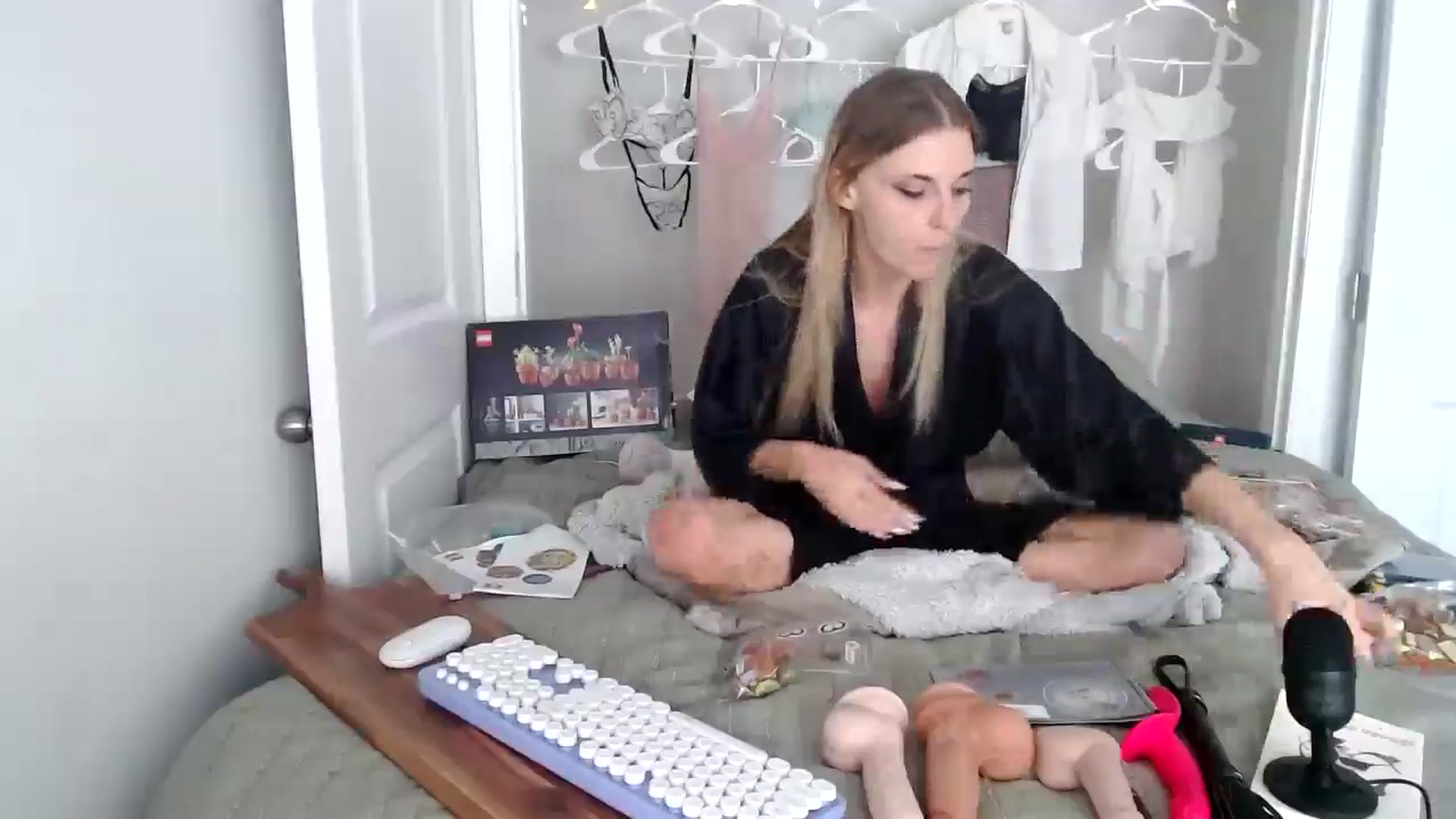 Gallery image thumbnail from lilkayleesi's myfreecams stream on, 06/10/2024, 19:57 image 8 of 20