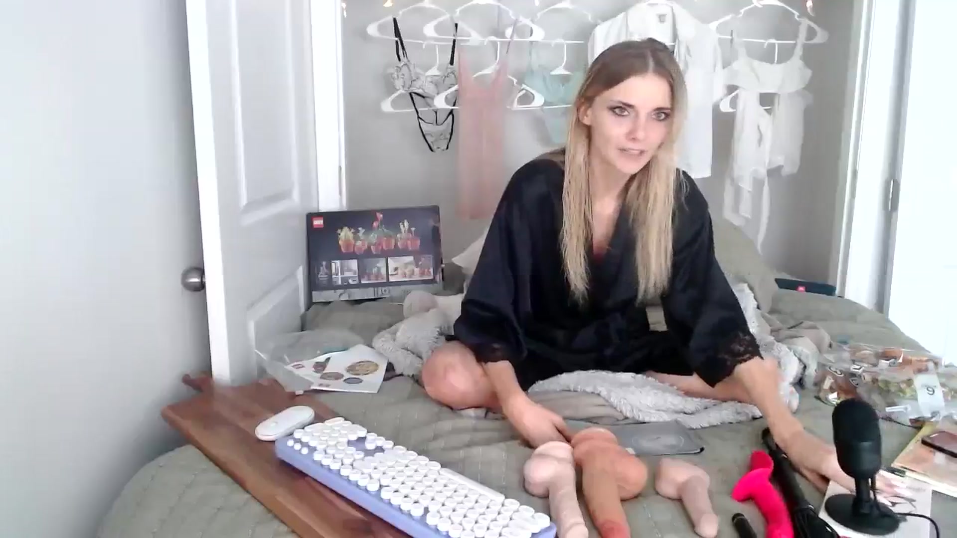 Gallery image thumbnail from lilkayleesi's myfreecams stream on, 06/10/2024, 19:57 image 5 of 20
