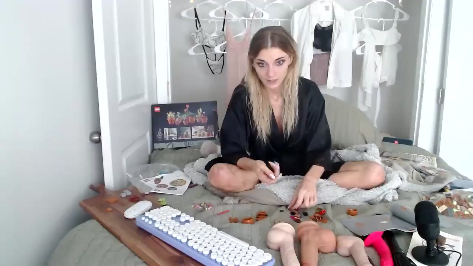 Gallery image thumbnail from lilkayleesi's myfreecams stream on, 06/10/2024, 19:57 image 15 of 20