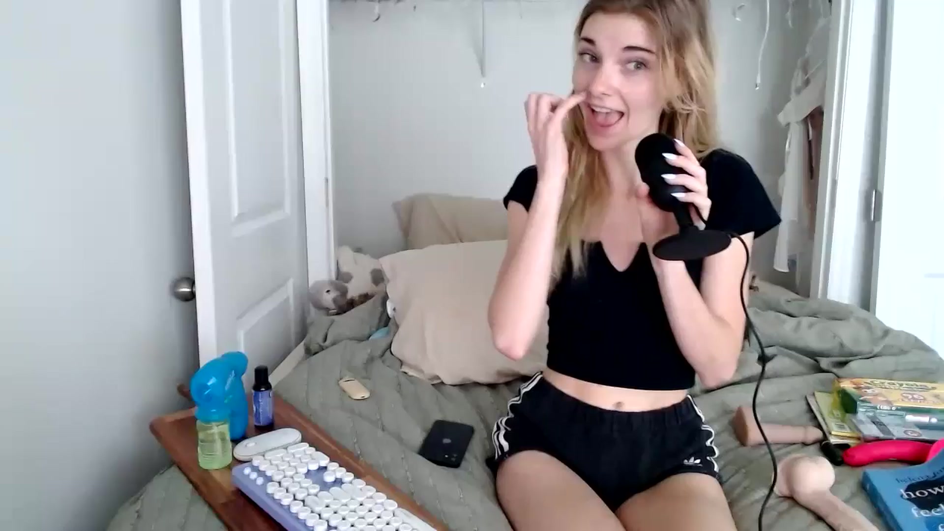Gallery image thumbnail from lilkayleesi's myfreecams stream on, 06/19/2024, 15:13 image 12 of 20