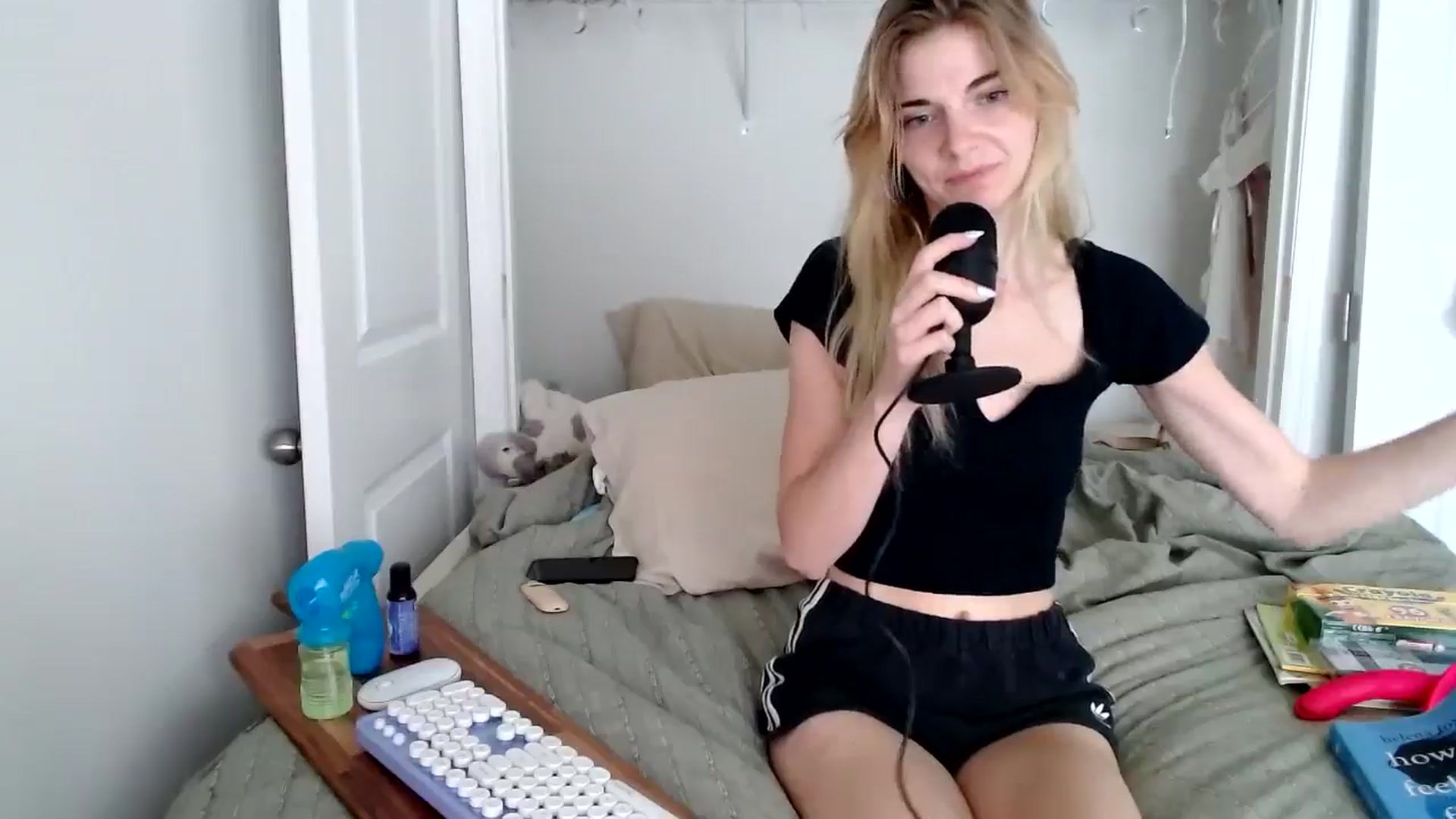 Gallery image thumbnail from lilkayleesi's myfreecams stream on, 06/19/2024, 15:13 image 8 of 20