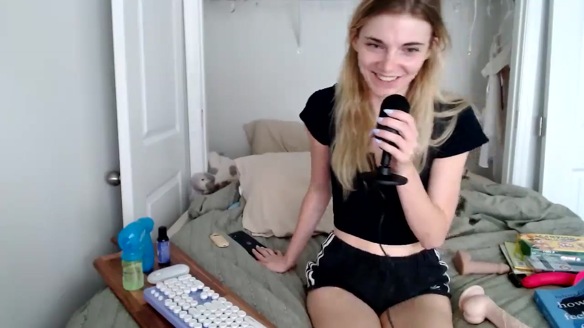 Gallery image thumbnail from lilkayleesi's myfreecams stream on, 06/19/2024, 15:13 image 13 of 20