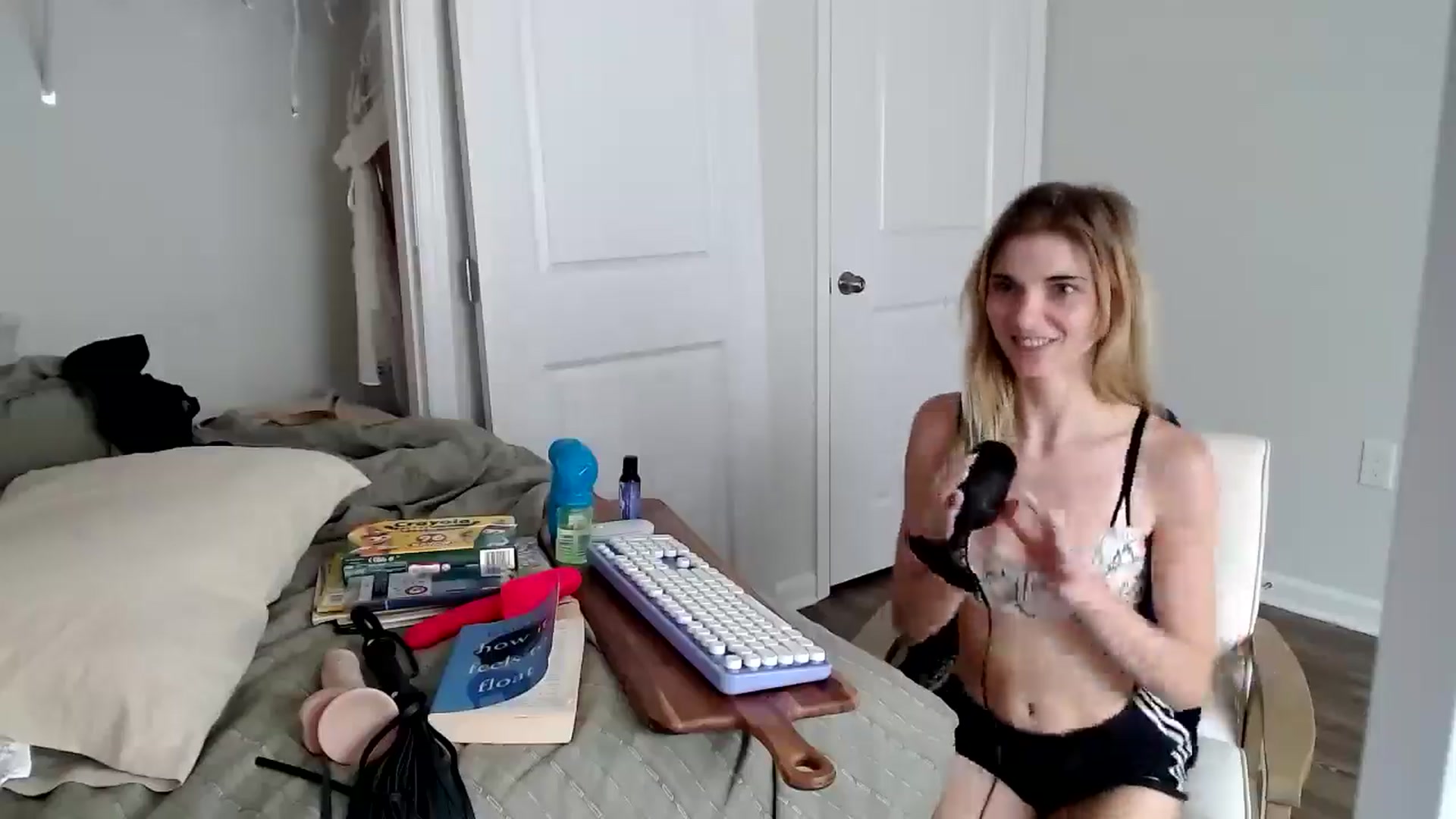 Gallery image thumbnail from lilkayleesi's myfreecams stream on, 06/19/2024, 16:07 image 20 of 20