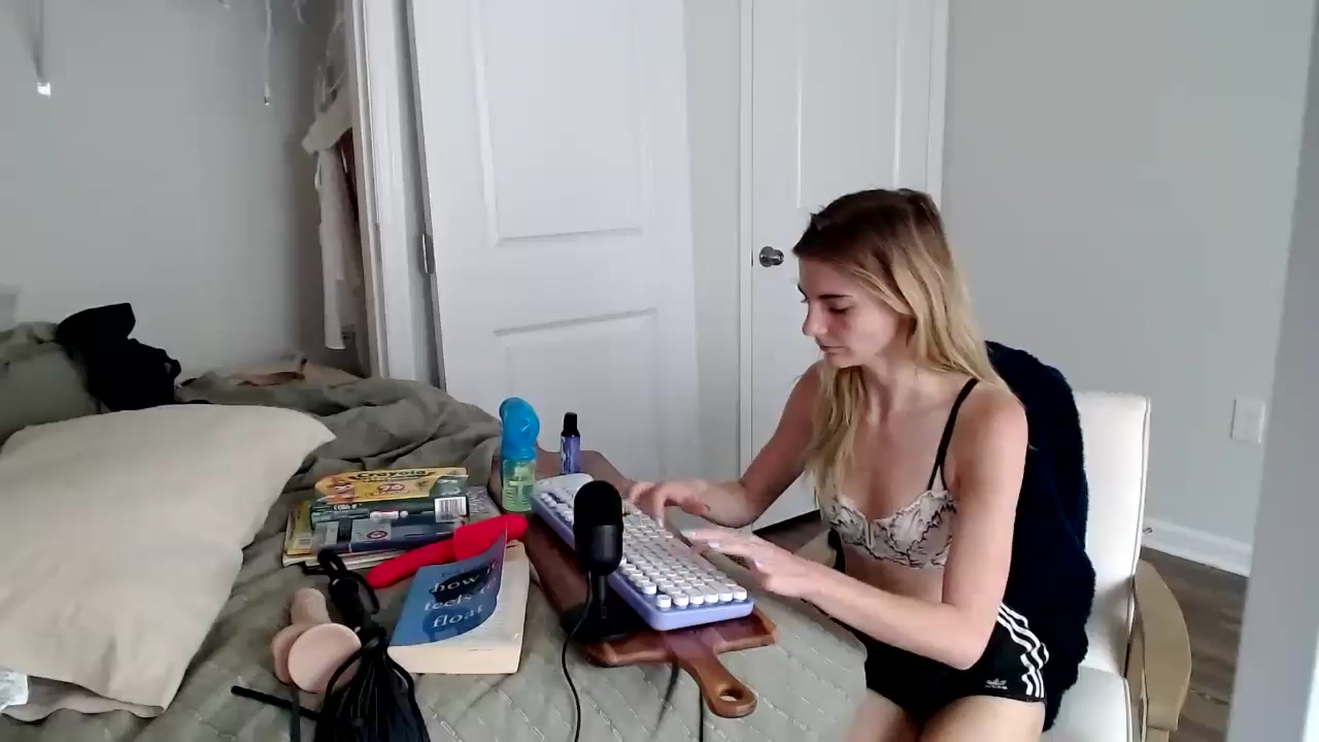 Gallery image thumbnail from lilkayleesi's myfreecams stream on, 06/19/2024, 16:07 image 19 of 20