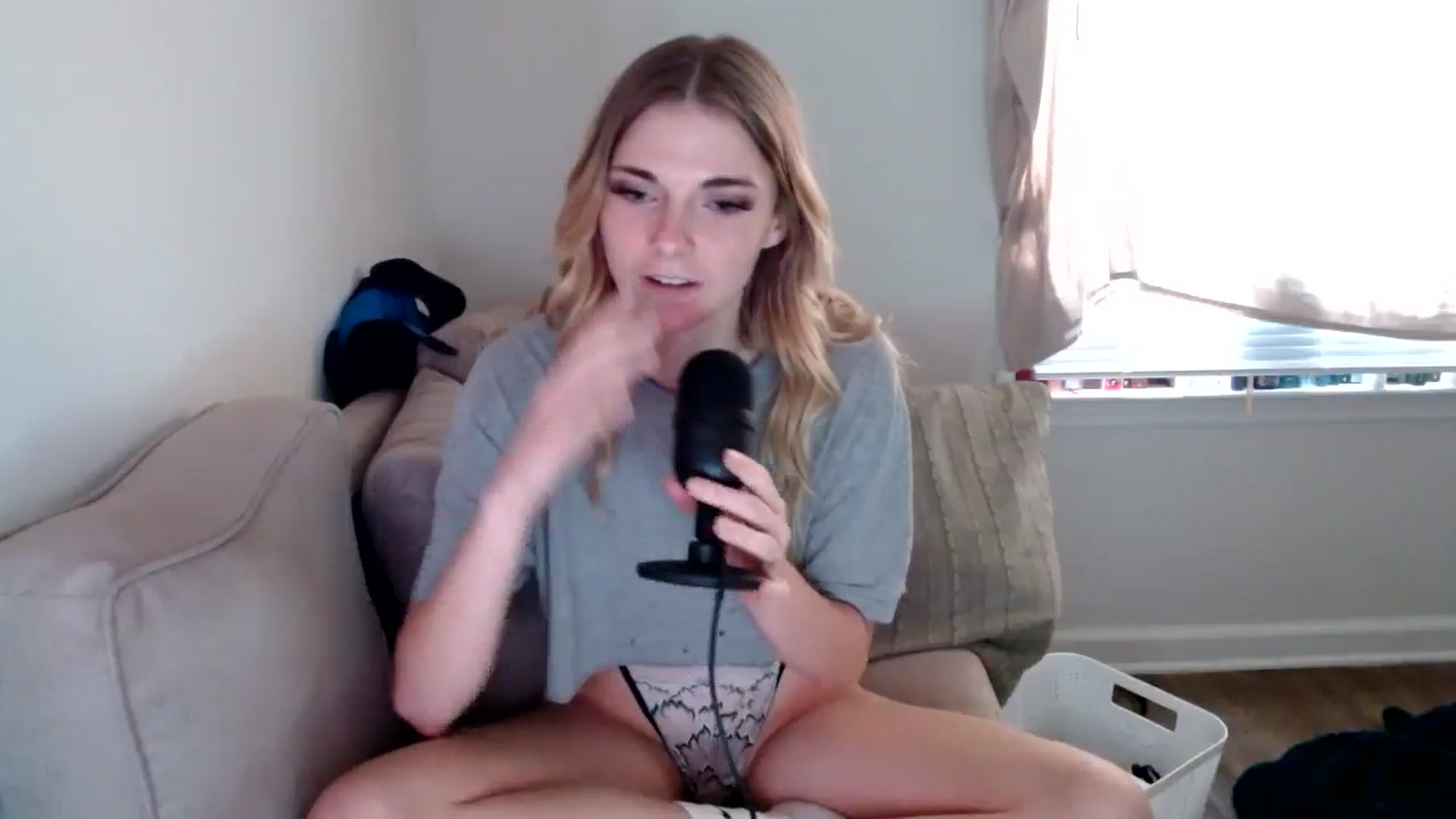 Gallery image thumbnail from lilkayleesi's myfreecams stream on, 07/27/2024, 21:19 image 14 of 20