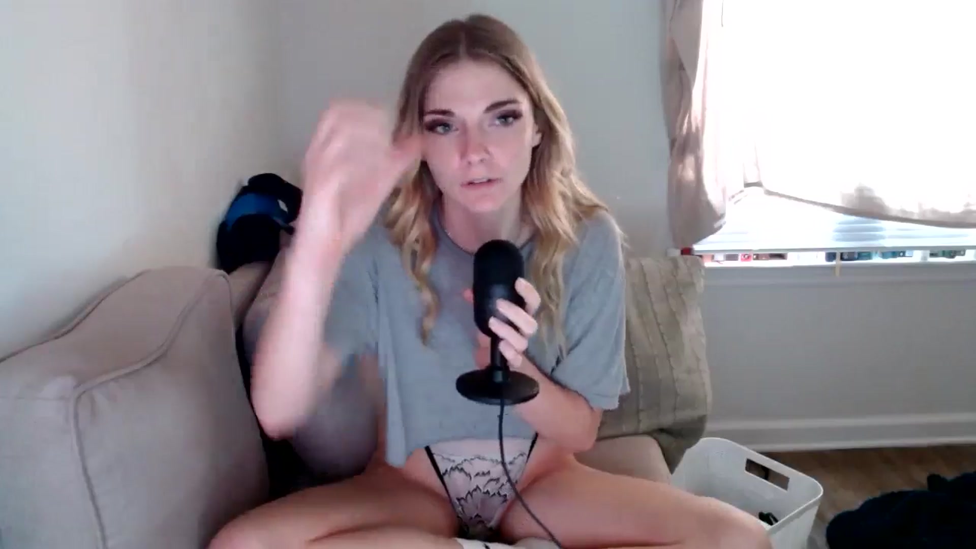 Gallery image thumbnail from lilkayleesi's myfreecams stream on, 07/27/2024, 21:19 image 13 of 20