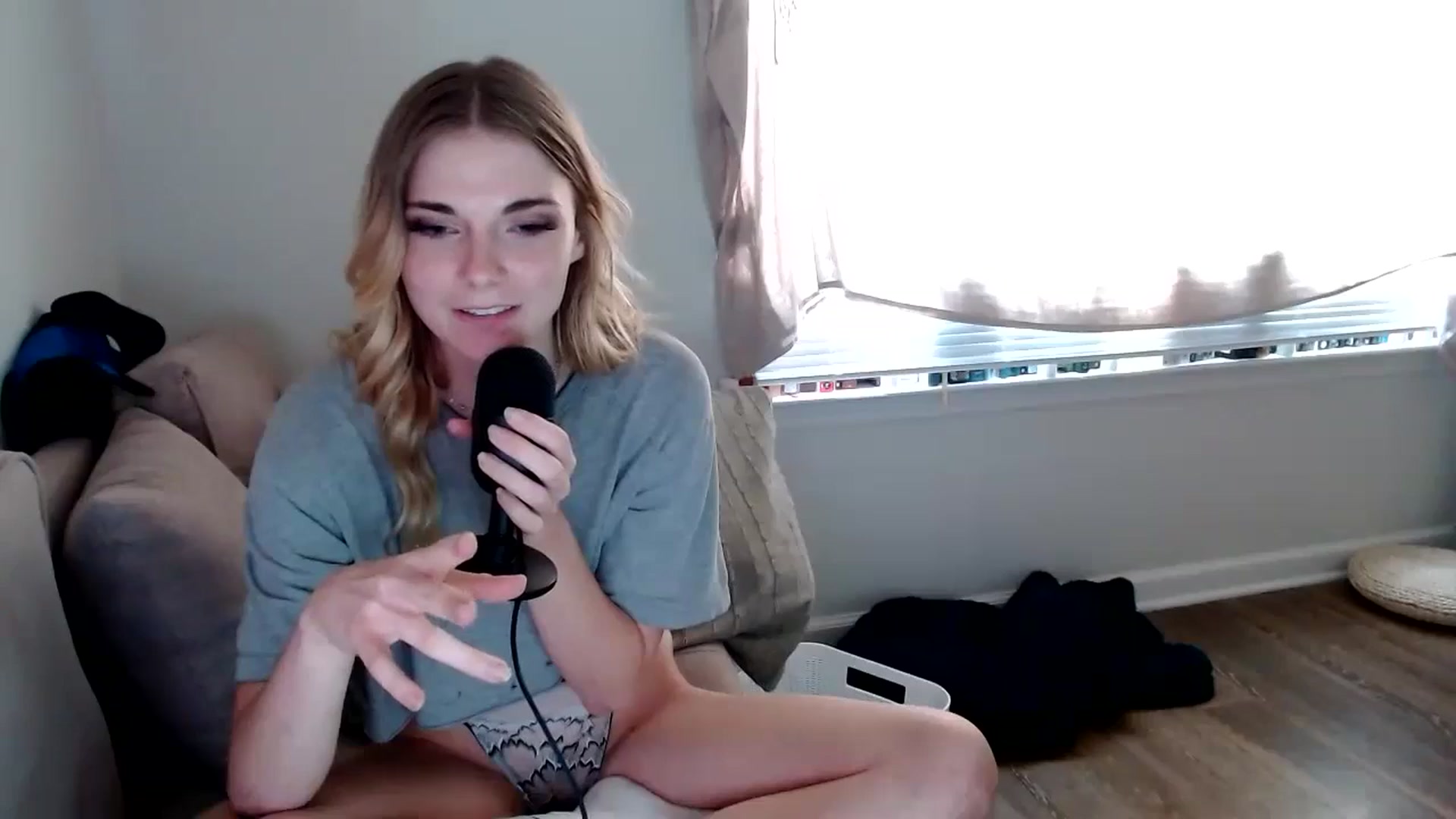 Gallery image thumbnail from lilkayleesi's myfreecams stream on, 07/27/2024, 22:41 image 2 of 20