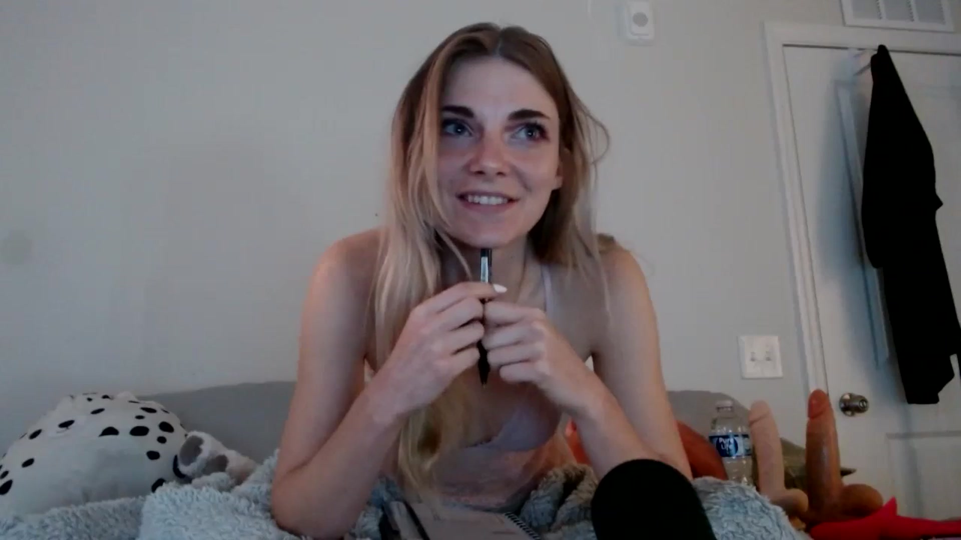 Gallery image thumbnail from lilkayleesi's myfreecams stream on, 09/14/2024, 18:12 image 6 of 20