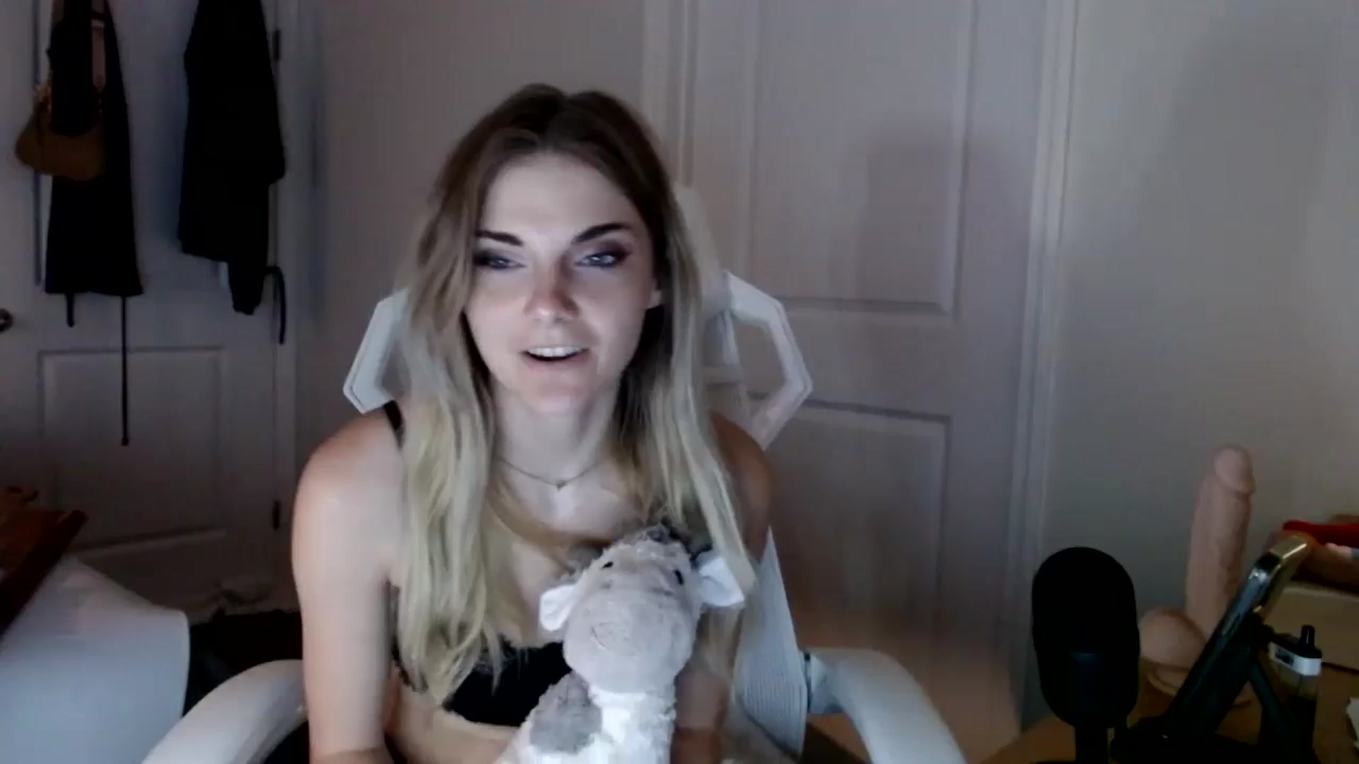 Gallery image thumbnail from lilkayleesi's myfreecams stream on, 09/15/2024, 17:45 image 12 of 20