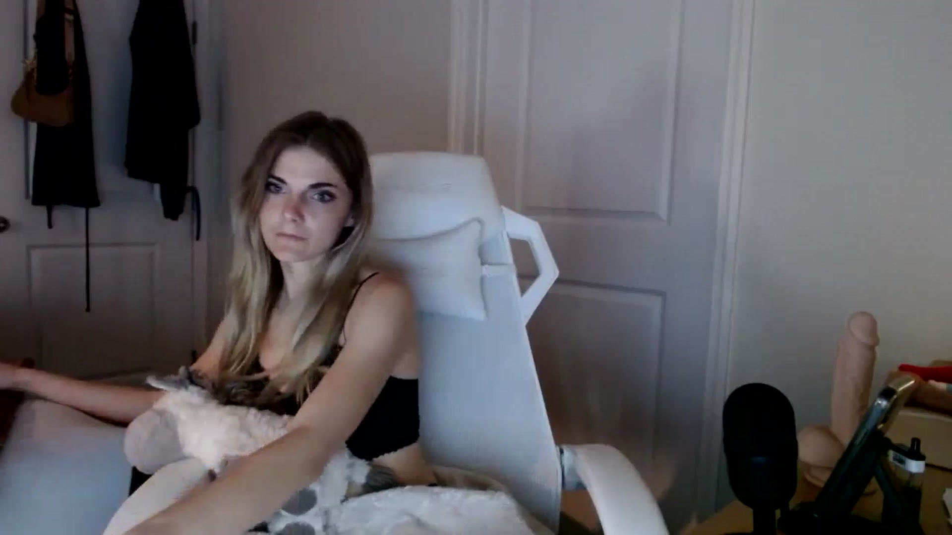Gallery image thumbnail from lilkayleesi's myfreecams stream on, 09/15/2024, 17:45 image 16 of 20