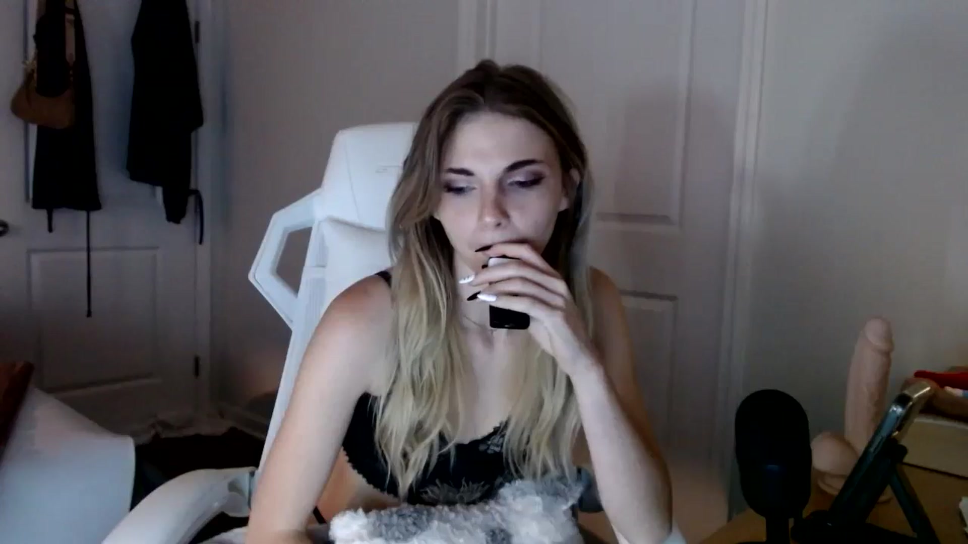 Gallery image thumbnail from lilkayleesi's myfreecams stream on, 09/15/2024, 17:45 image 19 of 20