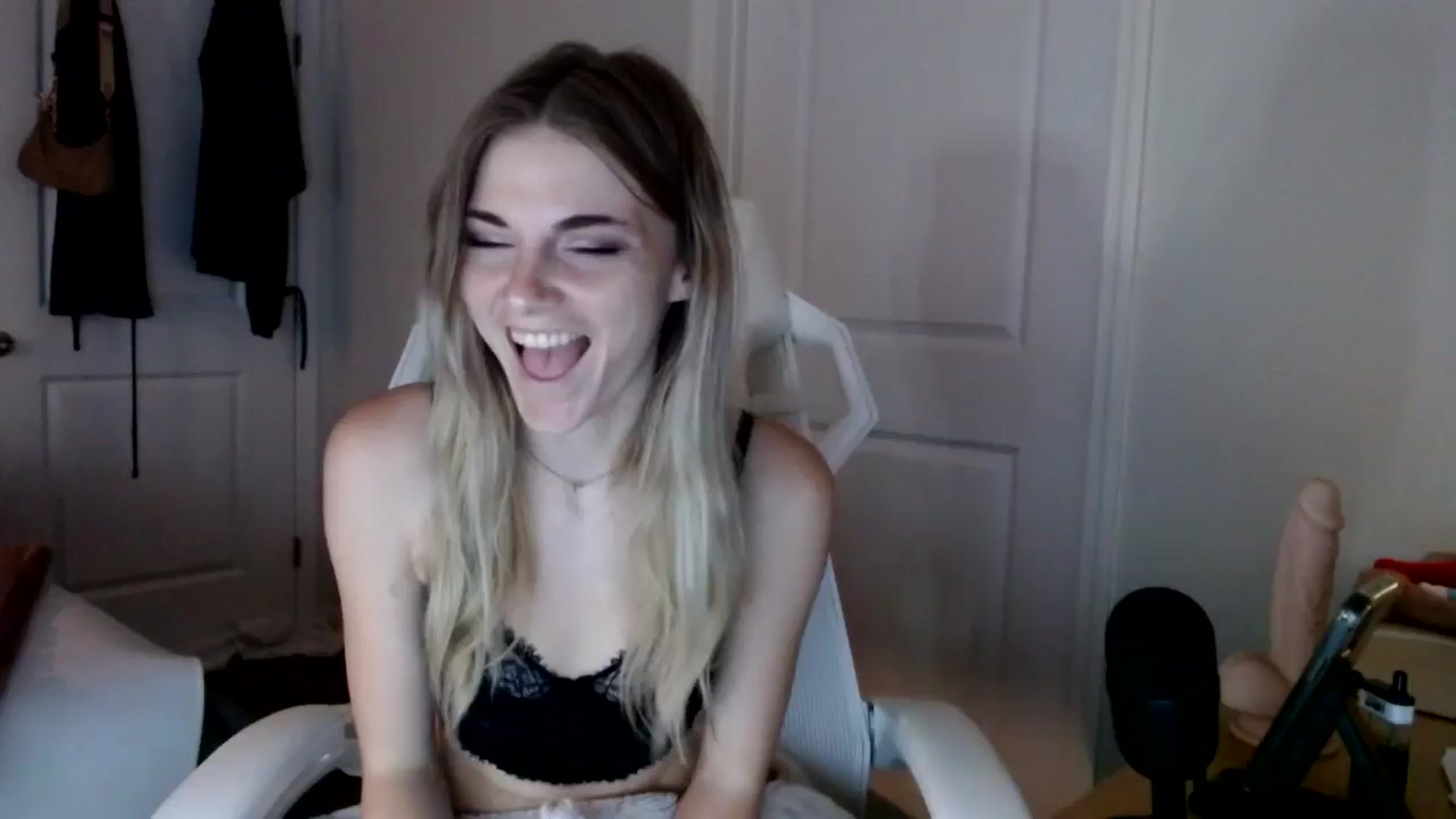 Gallery image thumbnail from lilkayleesi's myfreecams stream on, 09/15/2024, 17:45 image 18 of 20