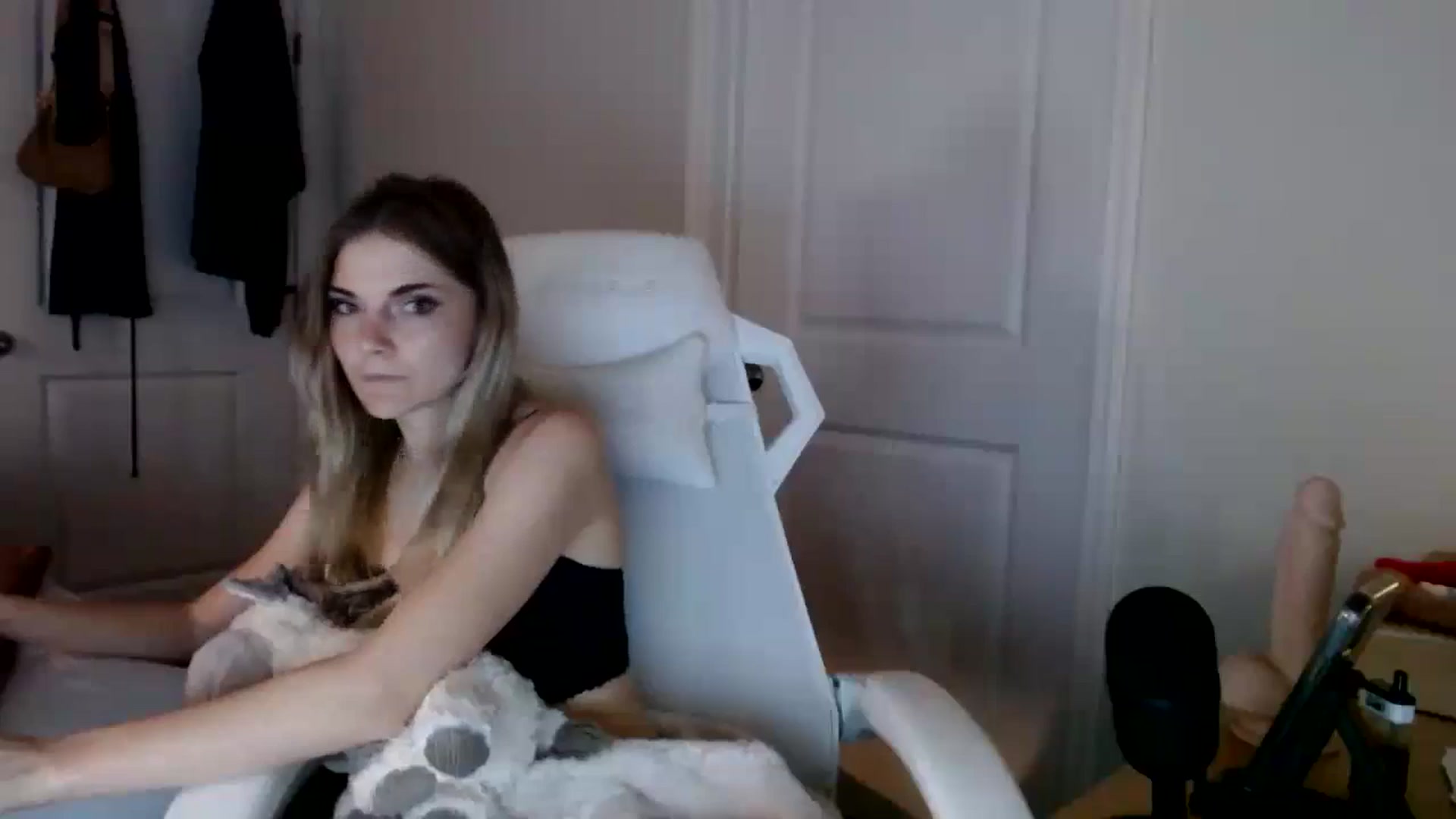 Gallery image thumbnail from lilkayleesi's myfreecams stream on, 09/15/2024, 17:45 image 14 of 20
