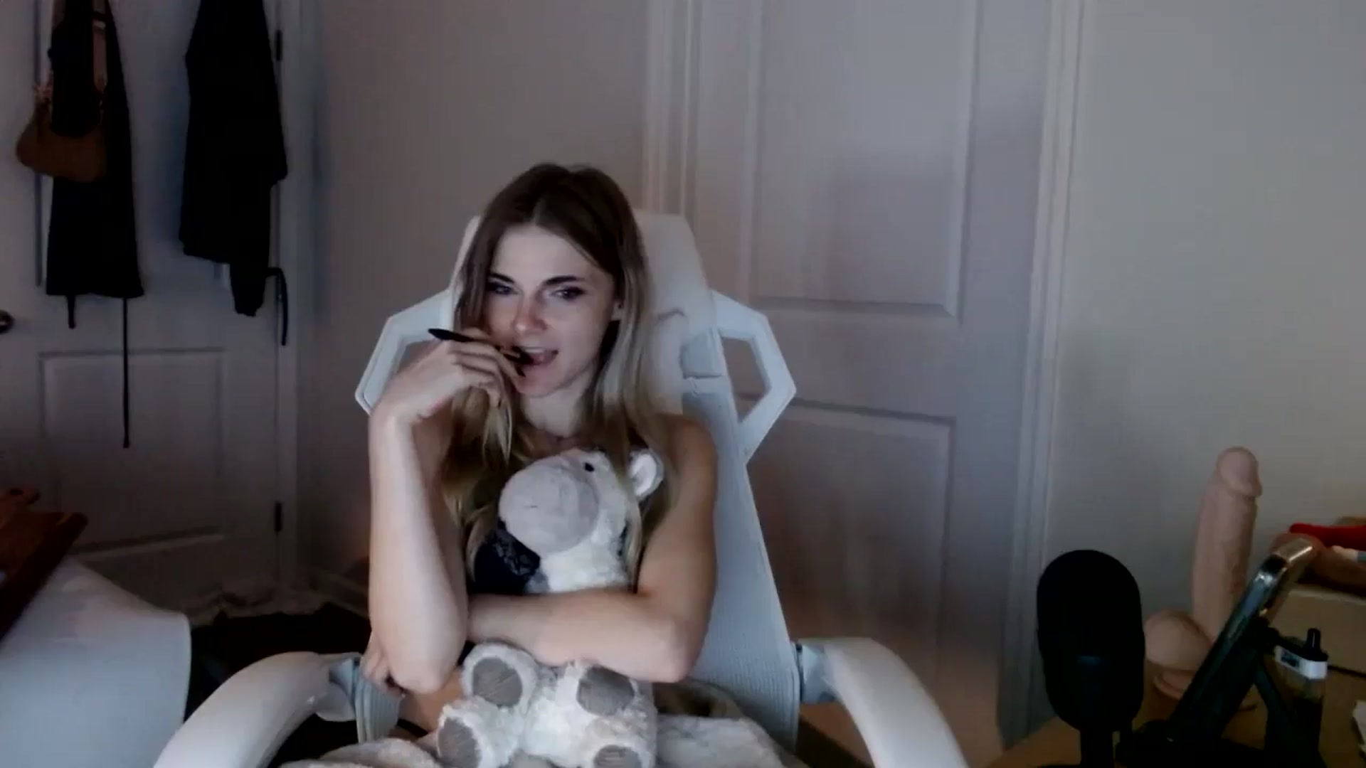 Gallery image thumbnail from lilkayleesi's myfreecams stream on, 09/15/2024, 17:45 image 13 of 20