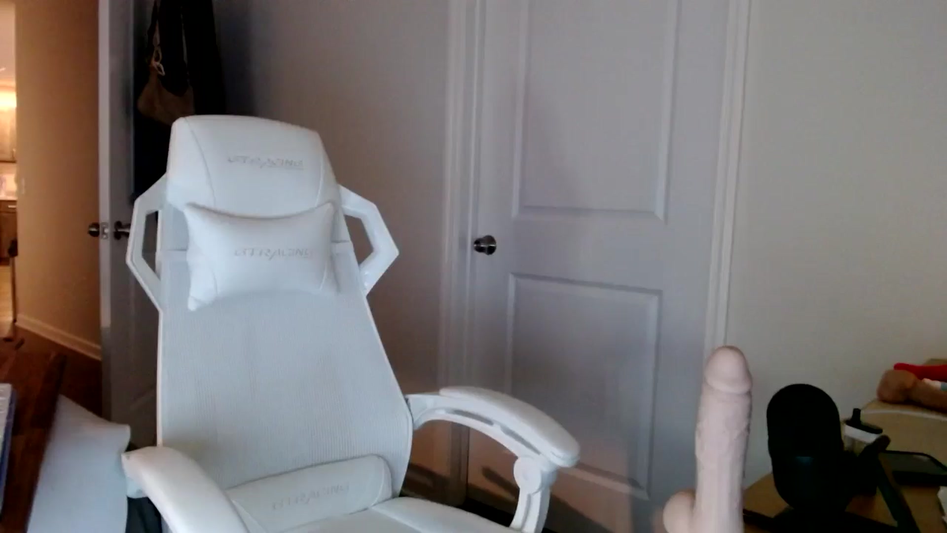 Gallery image thumbnail from lilkayleesi's myfreecams stream on, 09/15/2024, 18:13 image 8 of 20