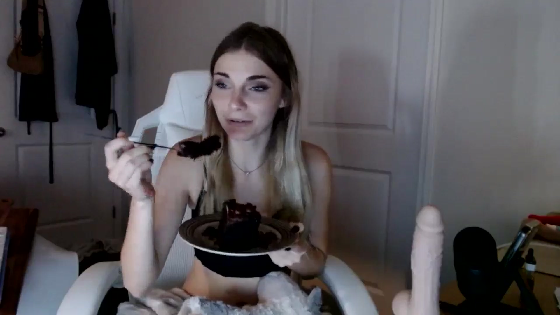 Gallery image thumbnail from lilkayleesi's myfreecams stream on, 09/15/2024, 18:13 image 18 of 20