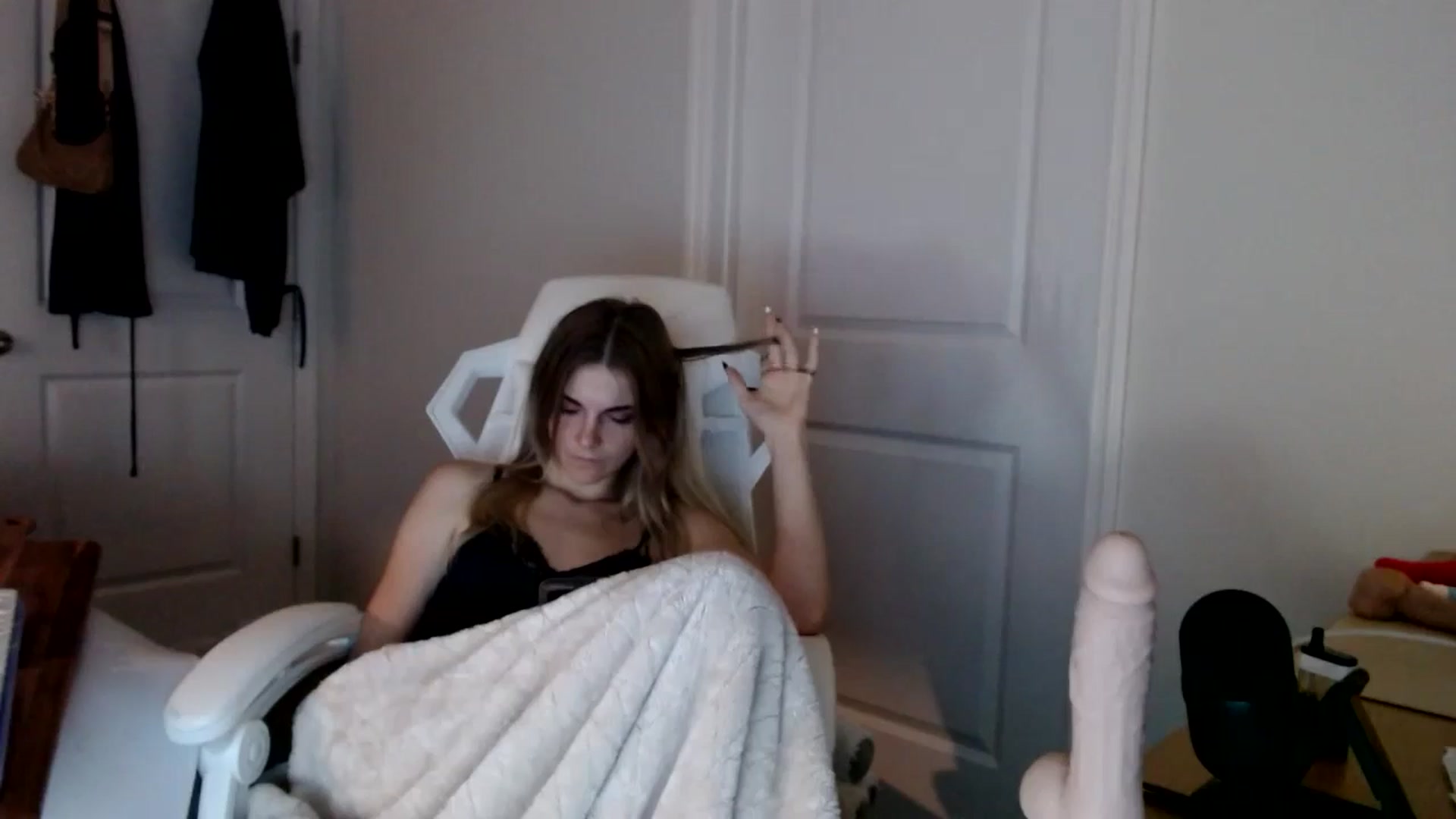 Gallery image thumbnail from lilkayleesi's myfreecams stream on, 09/15/2024, 18:13 image 6 of 20