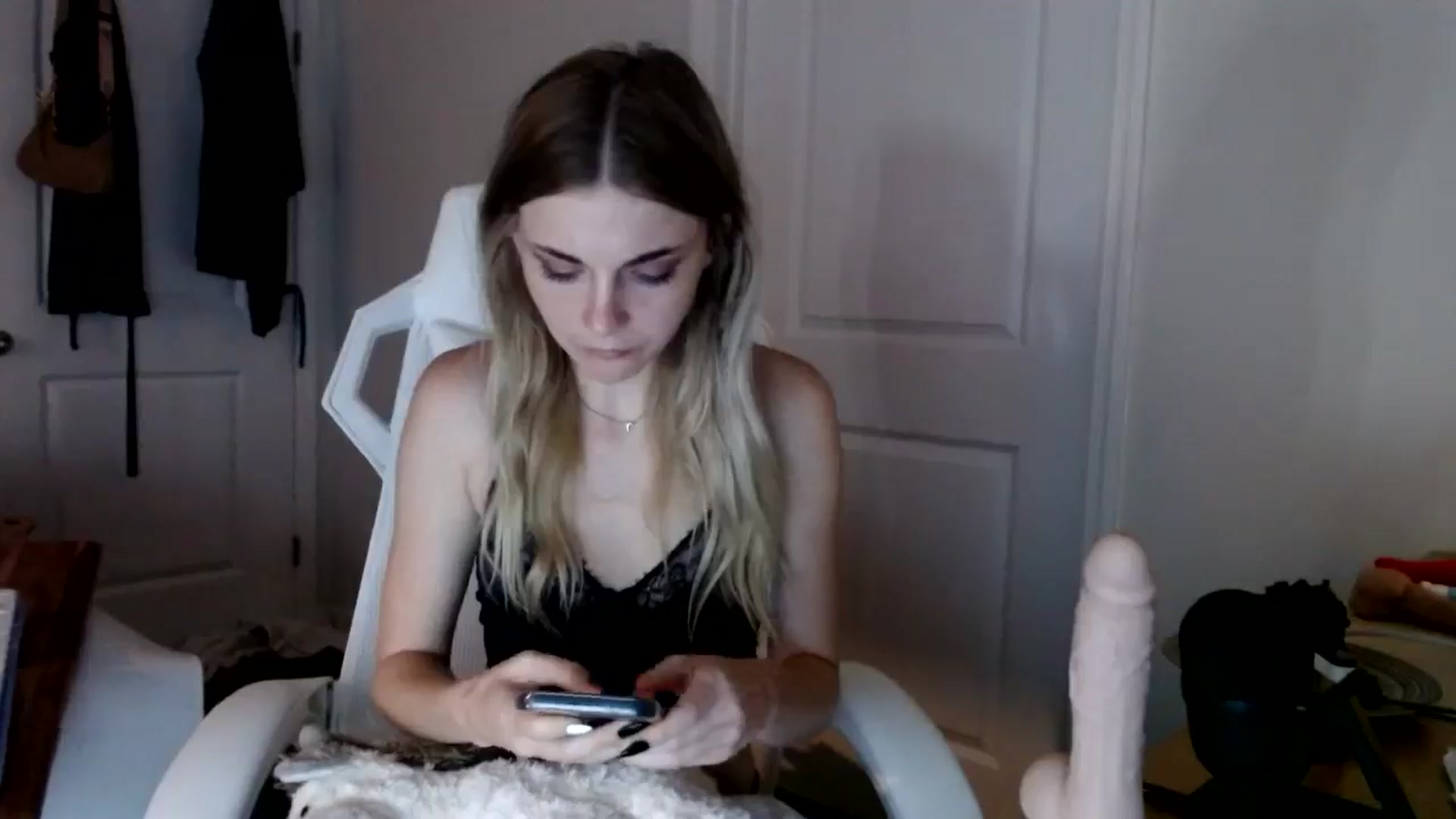 Gallery image thumbnail from lilkayleesi's myfreecams stream on, 09/15/2024, 18:13 image 13 of 20