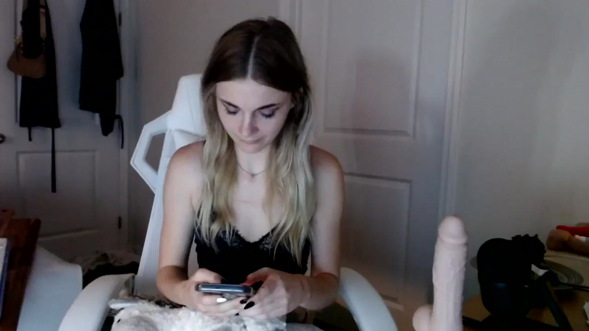 Gallery image thumbnail from lilkayleesi's myfreecams stream on, 09/15/2024, 18:13 image 15 of 20