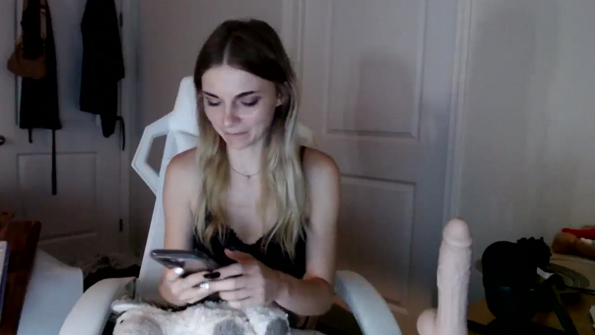 Gallery image thumbnail from lilkayleesi's myfreecams stream on, 09/15/2024, 18:13 image 14 of 20