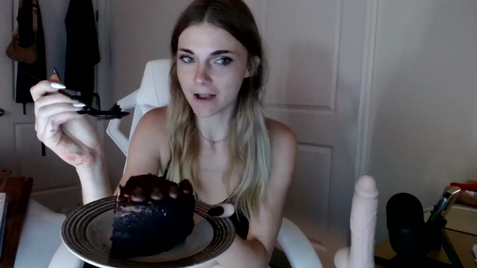 Gallery image thumbnail from lilkayleesi's myfreecams stream on, 09/15/2024, 18:13 image 10 of 20