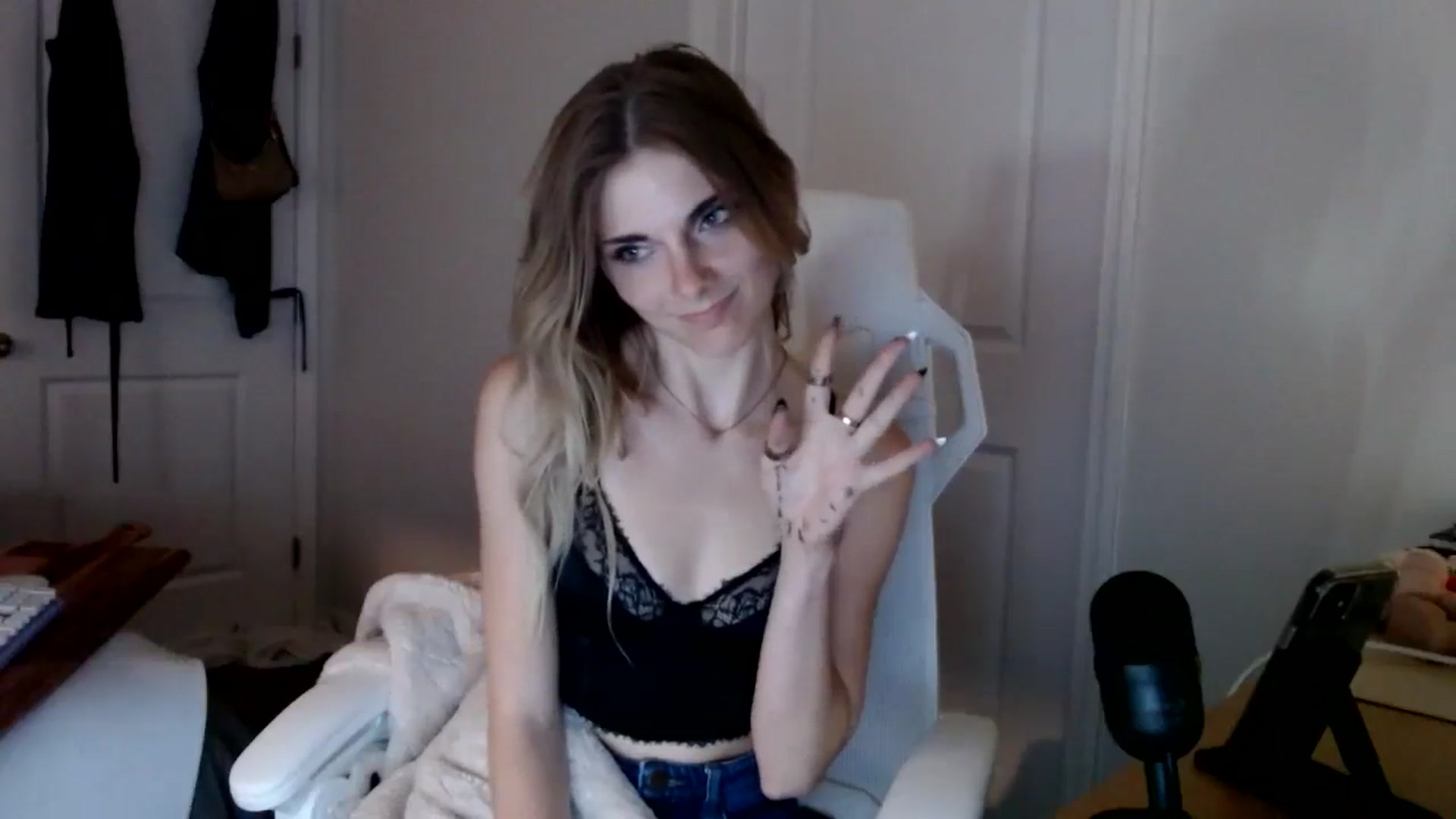 Gallery image thumbnail from lilkayleesi's myfreecams stream on, 09/15/2024, 22:47 image 12 of 20