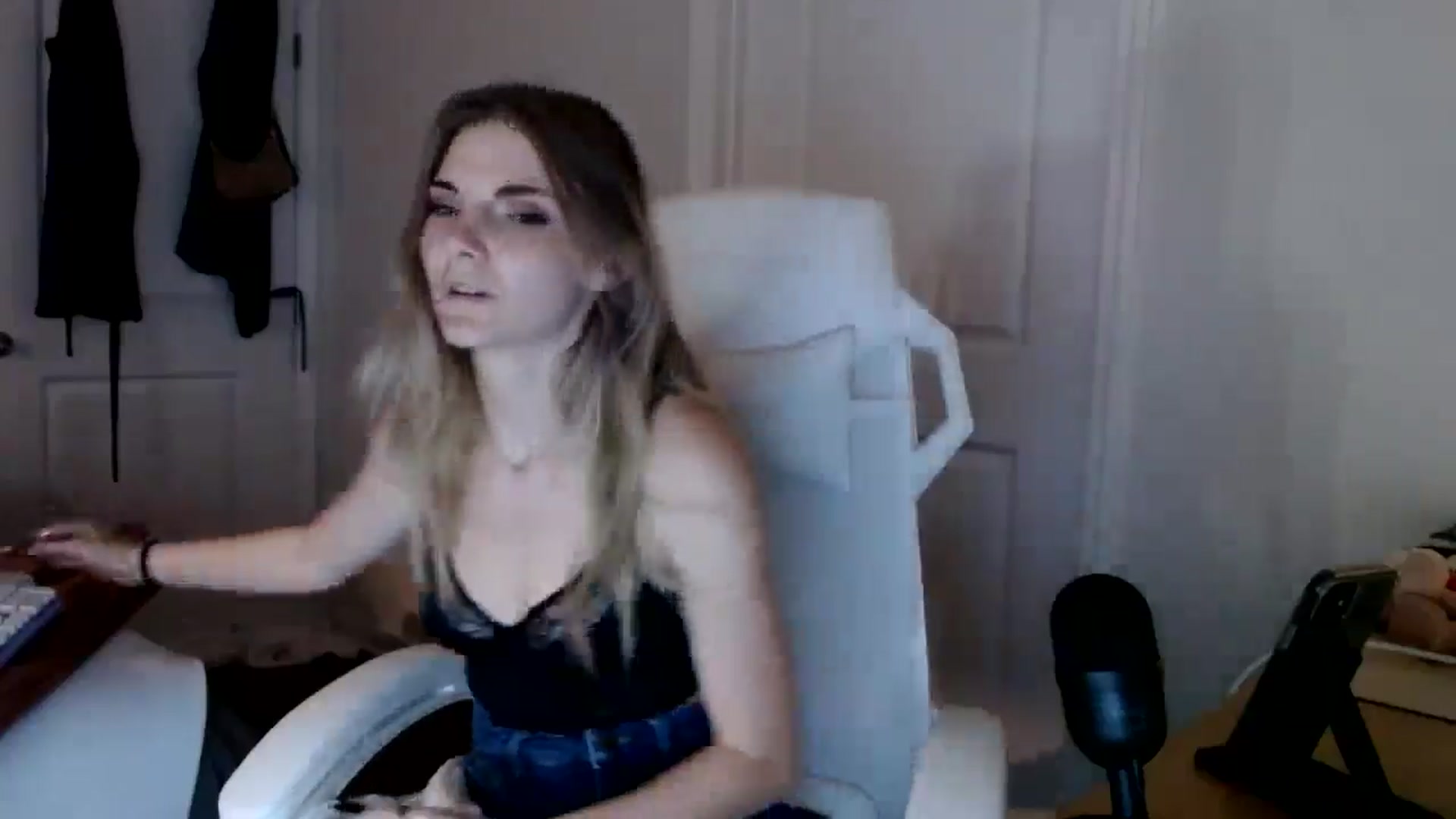 Gallery image thumbnail from lilkayleesi's myfreecams stream on, 09/15/2024, 22:47 image 20 of 20