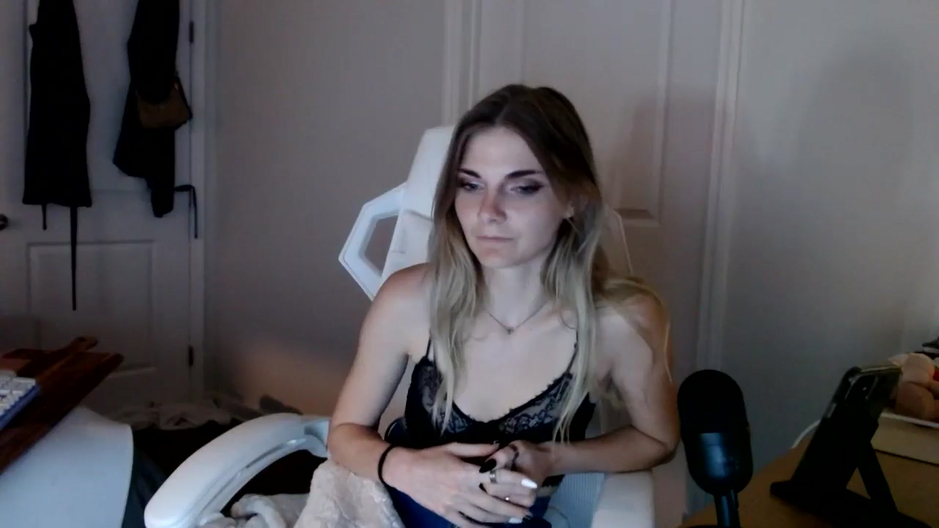 Gallery image thumbnail from lilkayleesi's myfreecams stream on, 09/15/2024, 22:47 image 19 of 20