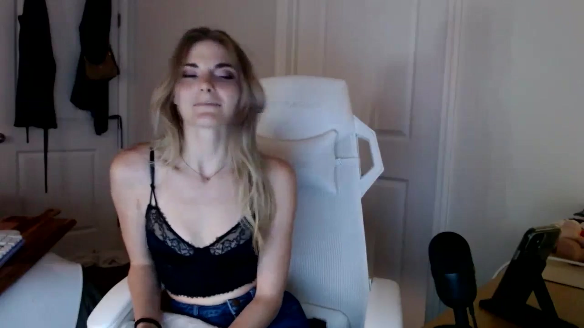 Gallery image thumbnail from lilkayleesi's myfreecams stream on, 09/15/2024, 22:47 image 8 of 20