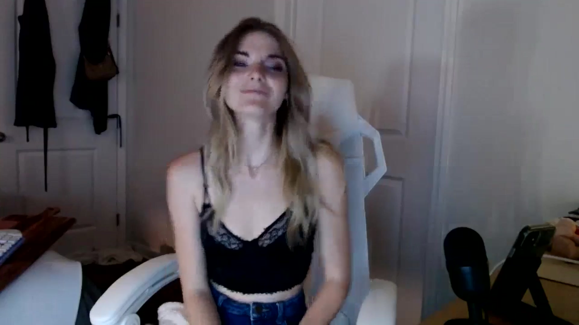Gallery image thumbnail from lilkayleesi's myfreecams stream on, 09/15/2024, 22:47 image 10 of 20