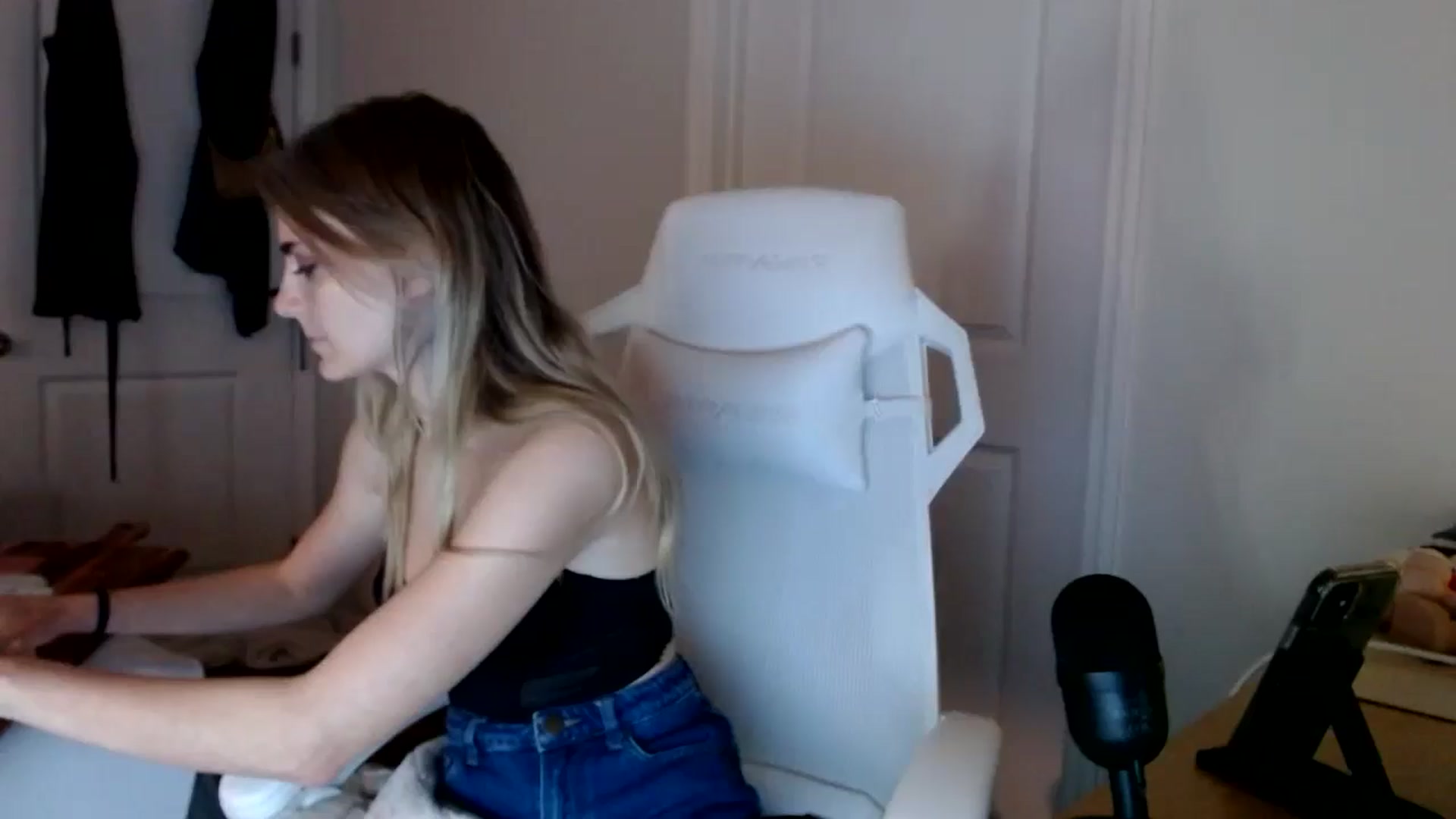 Gallery image thumbnail from lilkayleesi's myfreecams stream on, 09/15/2024, 22:47 image 18 of 20