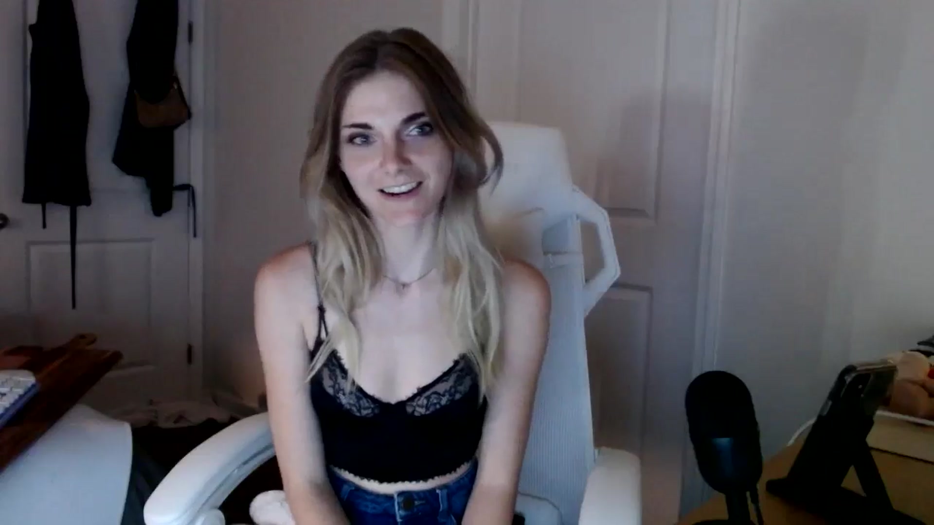 Gallery image thumbnail from lilkayleesi's myfreecams stream on, 09/15/2024, 22:47 image 9 of 20