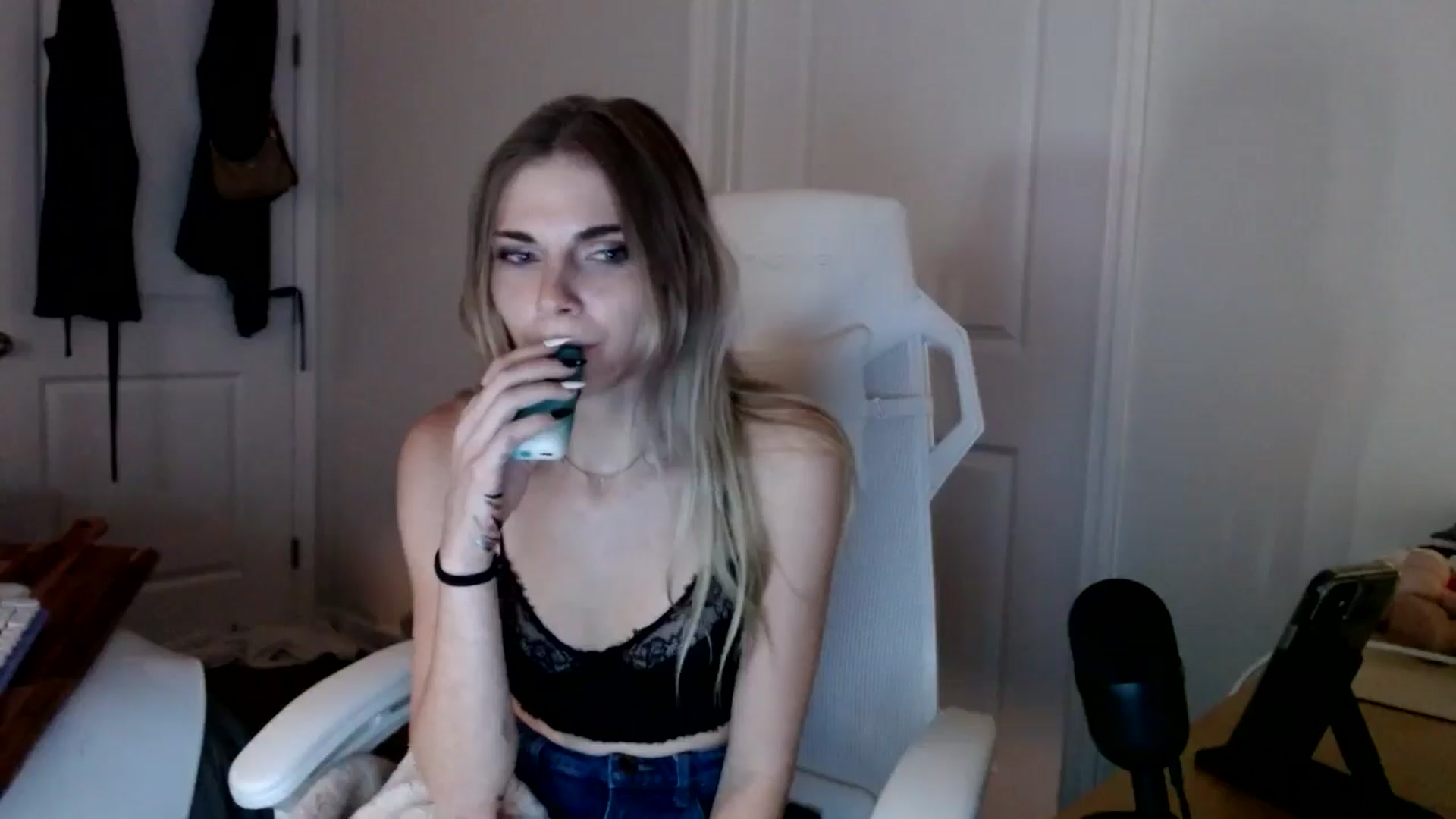 Gallery image thumbnail from lilkayleesi's myfreecams stream on, 09/15/2024, 22:47 image 6 of 20