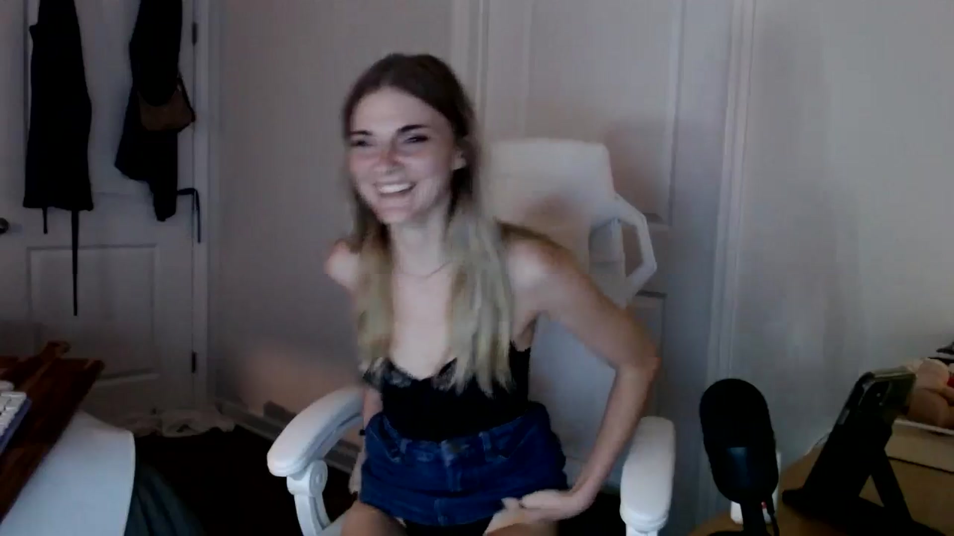Gallery image thumbnail from lilkayleesi's myfreecams stream on, 09/15/2024, 22:47 image 5 of 20