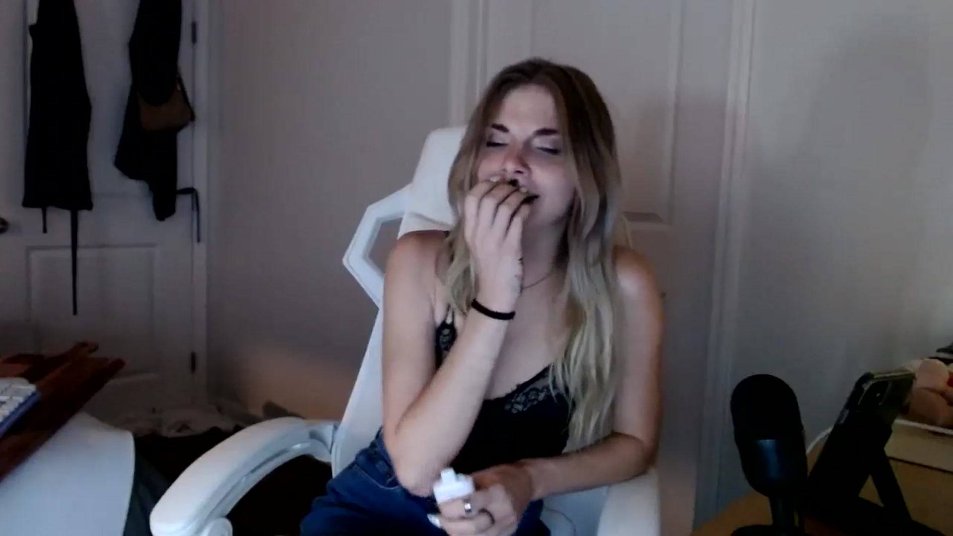 Gallery image thumbnail from lilkayleesi's myfreecams stream on, 09/15/2024, 22:47 image 11 of 20