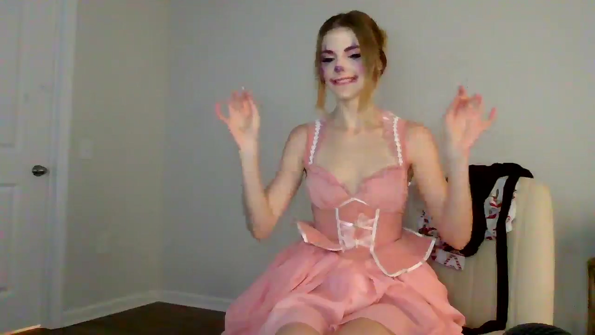 Gallery image thumbnail from lilkayleesi's myfreecams stream on, 12/20/2024, 02:33 image 20 of 20