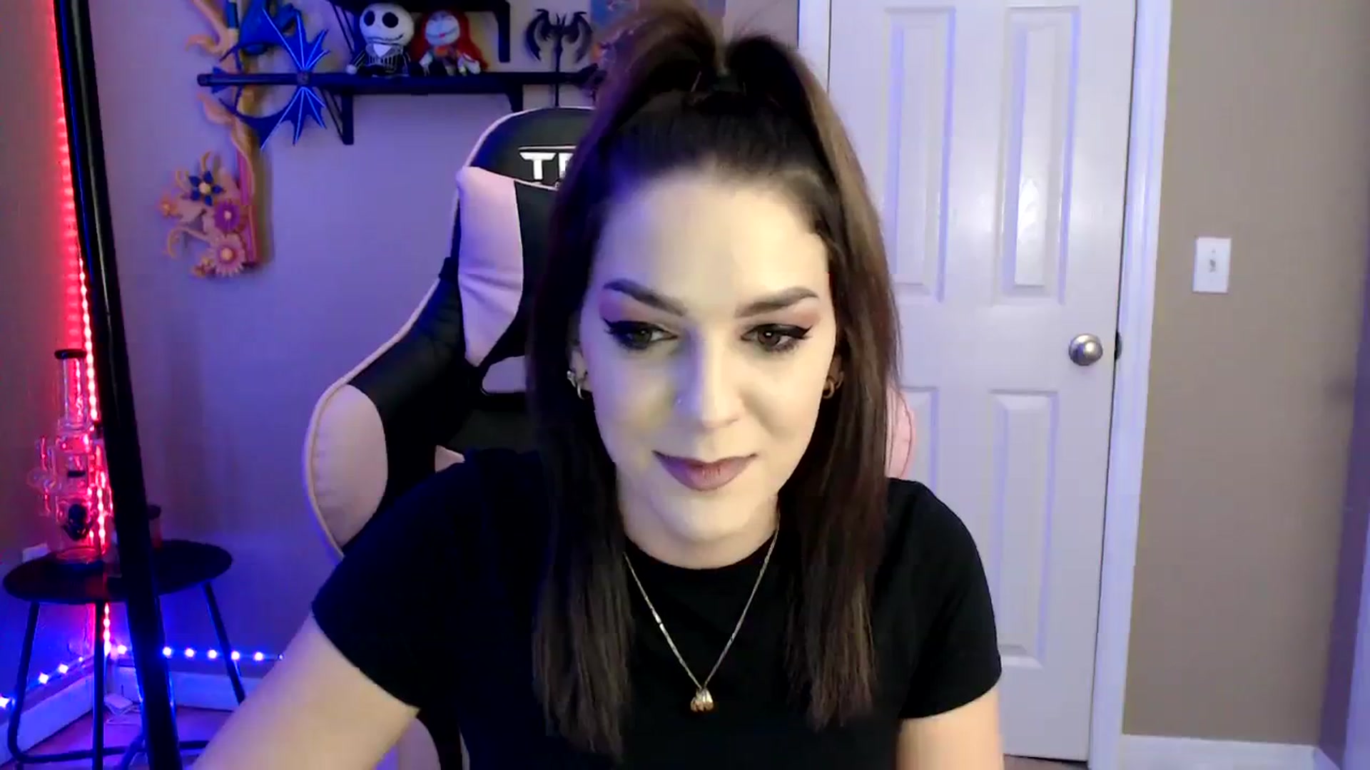 Gallery image thumbnail from lilmissrileyx's myfreecams stream on, 09/07/2023, 13:37 image 15 of 20