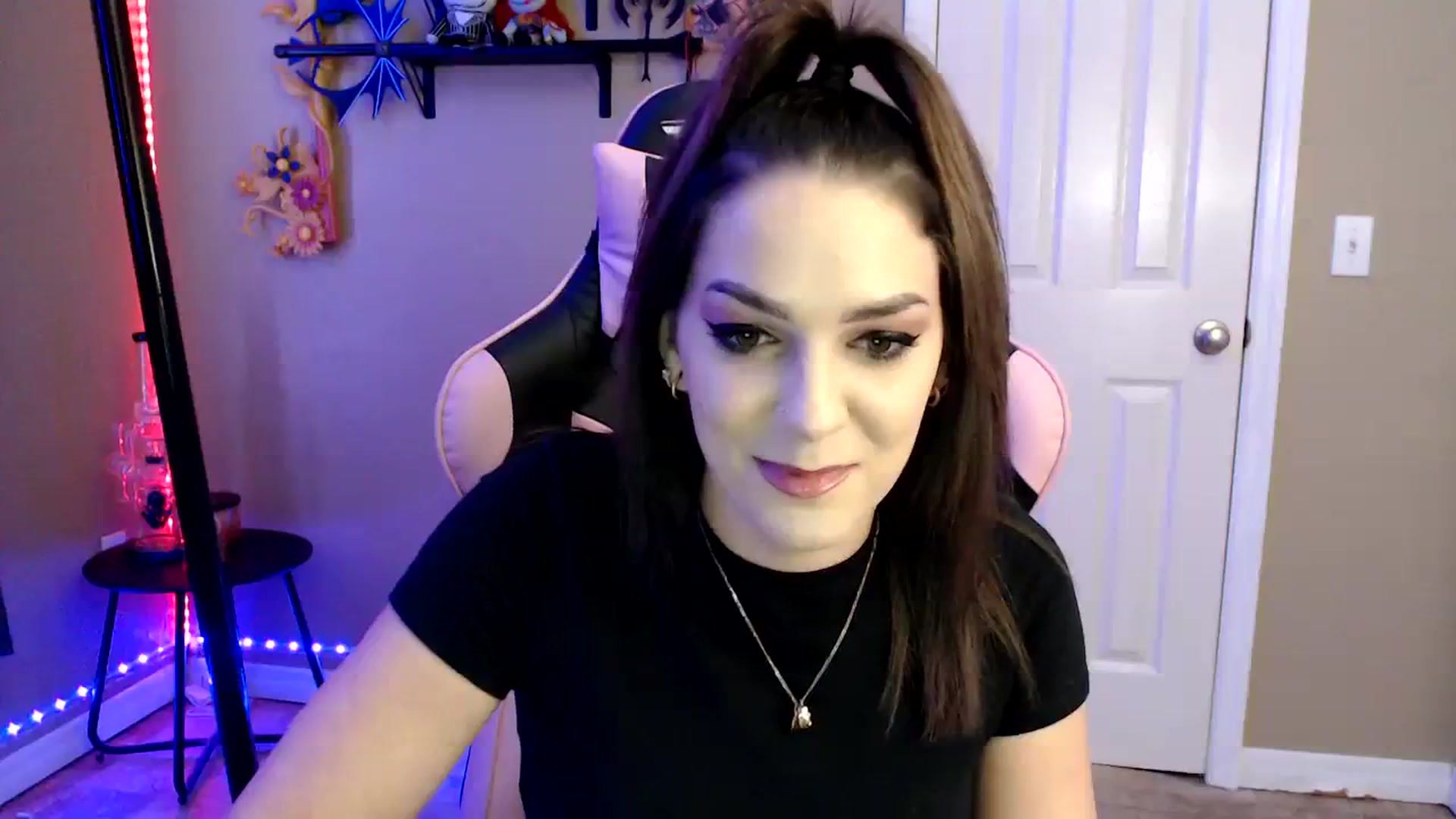Gallery image thumbnail from lilmissrileyx's myfreecams stream on, 09/07/2023, 17:57 image 18 of 20