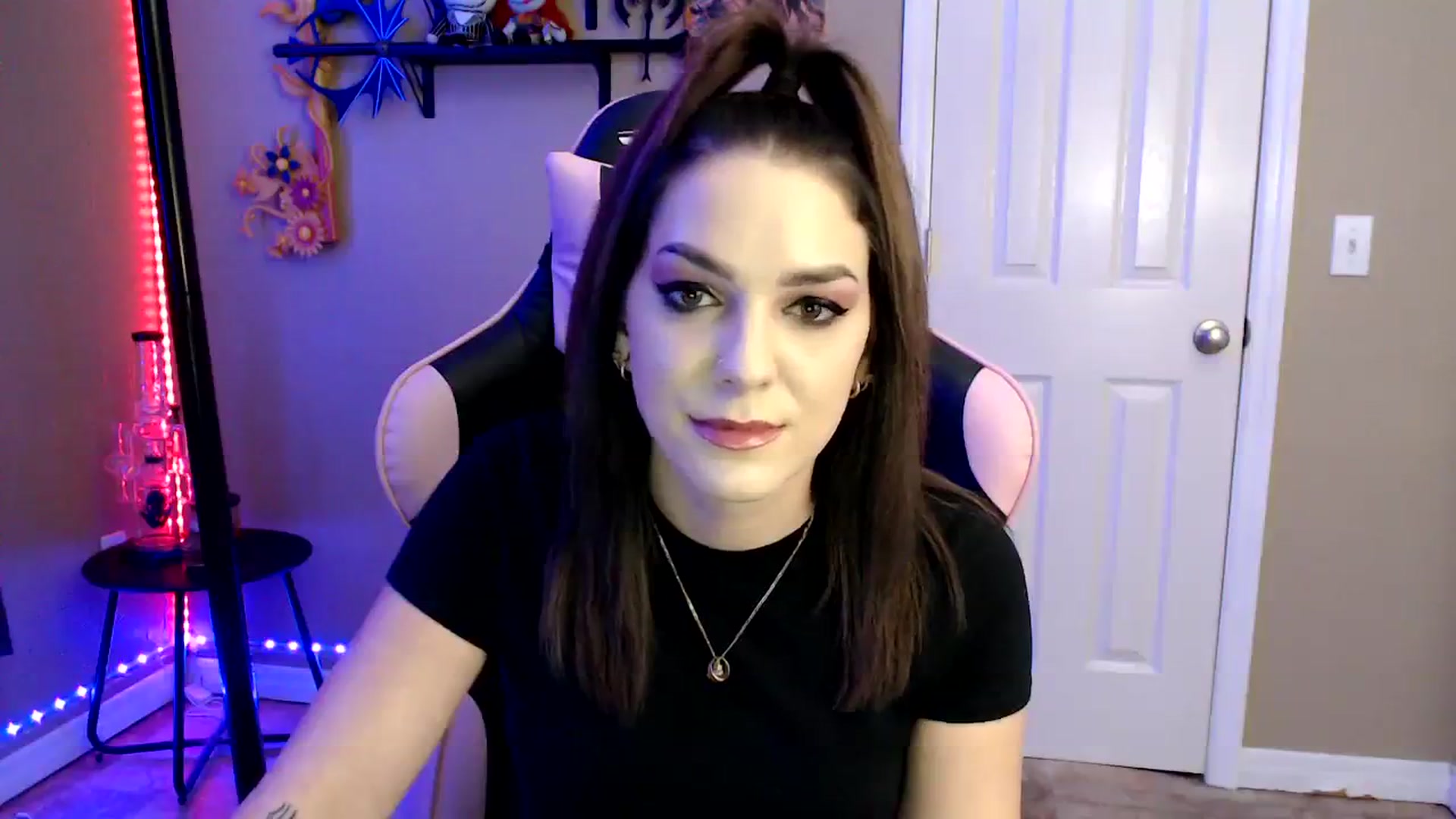 Gallery image thumbnail from lilmissrileyx's myfreecams stream on, 09/07/2023, 17:57 image 12 of 20