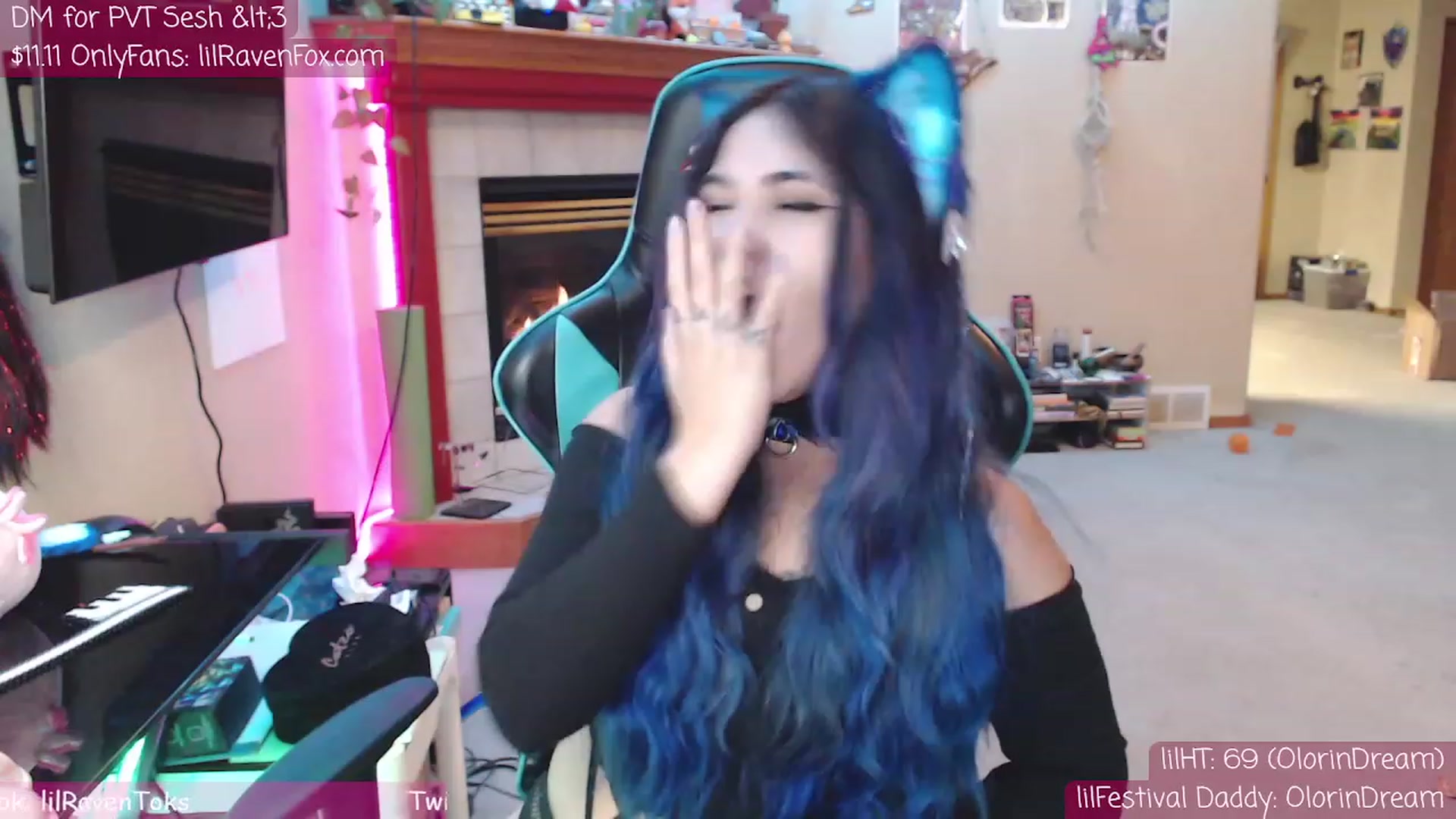 Gallery image thumbnail from lilravenfoxx's myfreecams stream on, 11/16/2022, 08:35 image 17 of 20