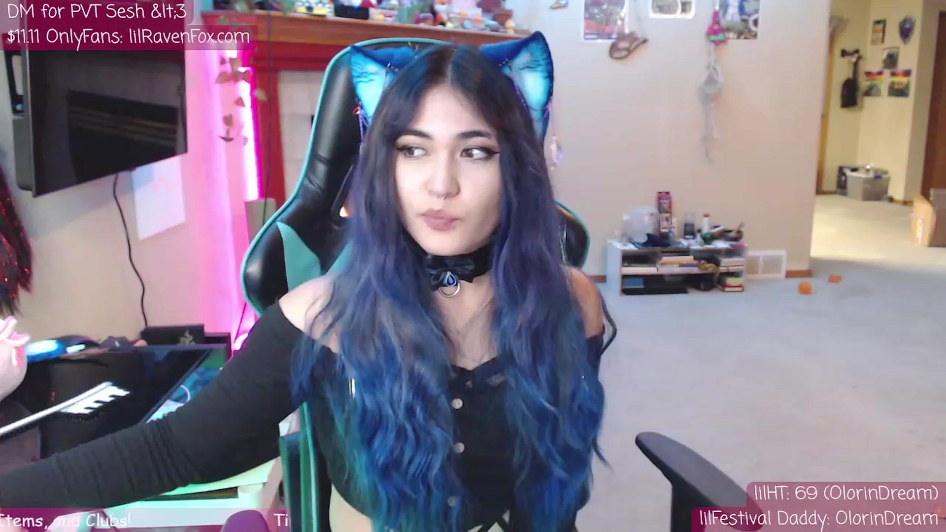 Gallery image thumbnail from lilravenfoxx's myfreecams stream on, 11/16/2022, 08:35 image 18 of 20